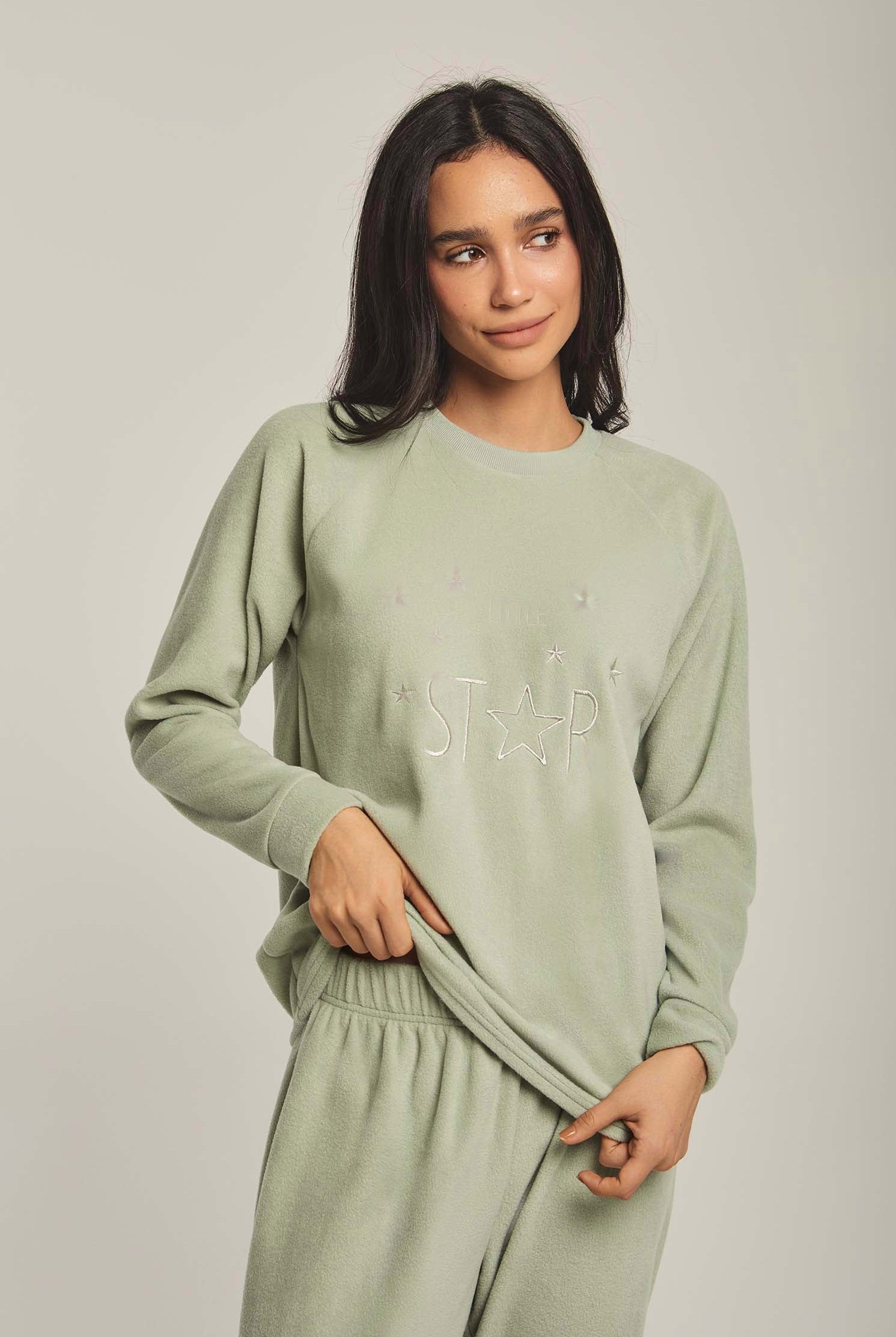 داليدرس بيجامة نسائية بتطريز خفيف على الصدر