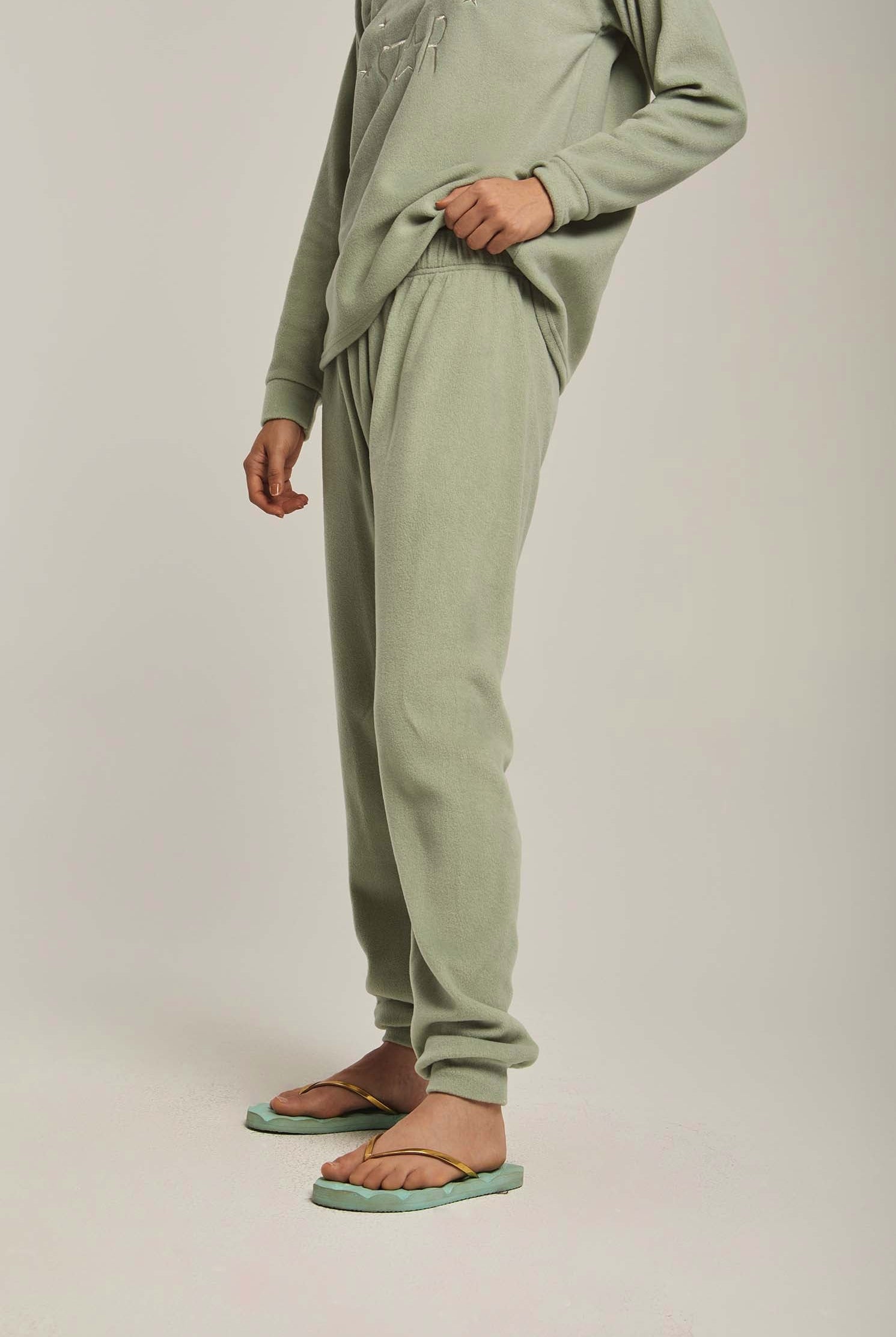 داليدرس بيجامة نسائية بتطريز خفيف على الصدر