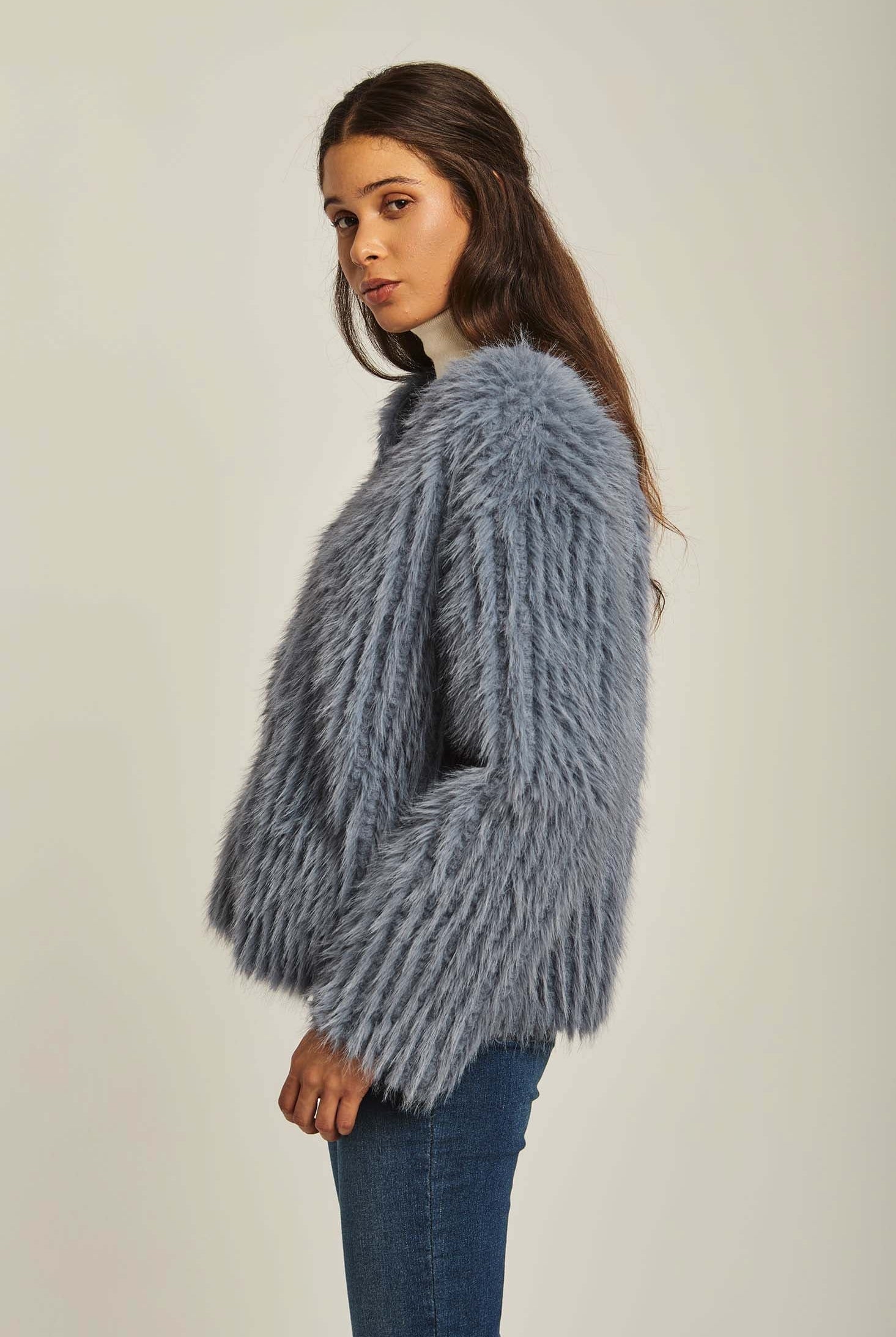 داليدرس جاكيت فرو قصير بأزرار امامية كم طويل ازرق/زهري