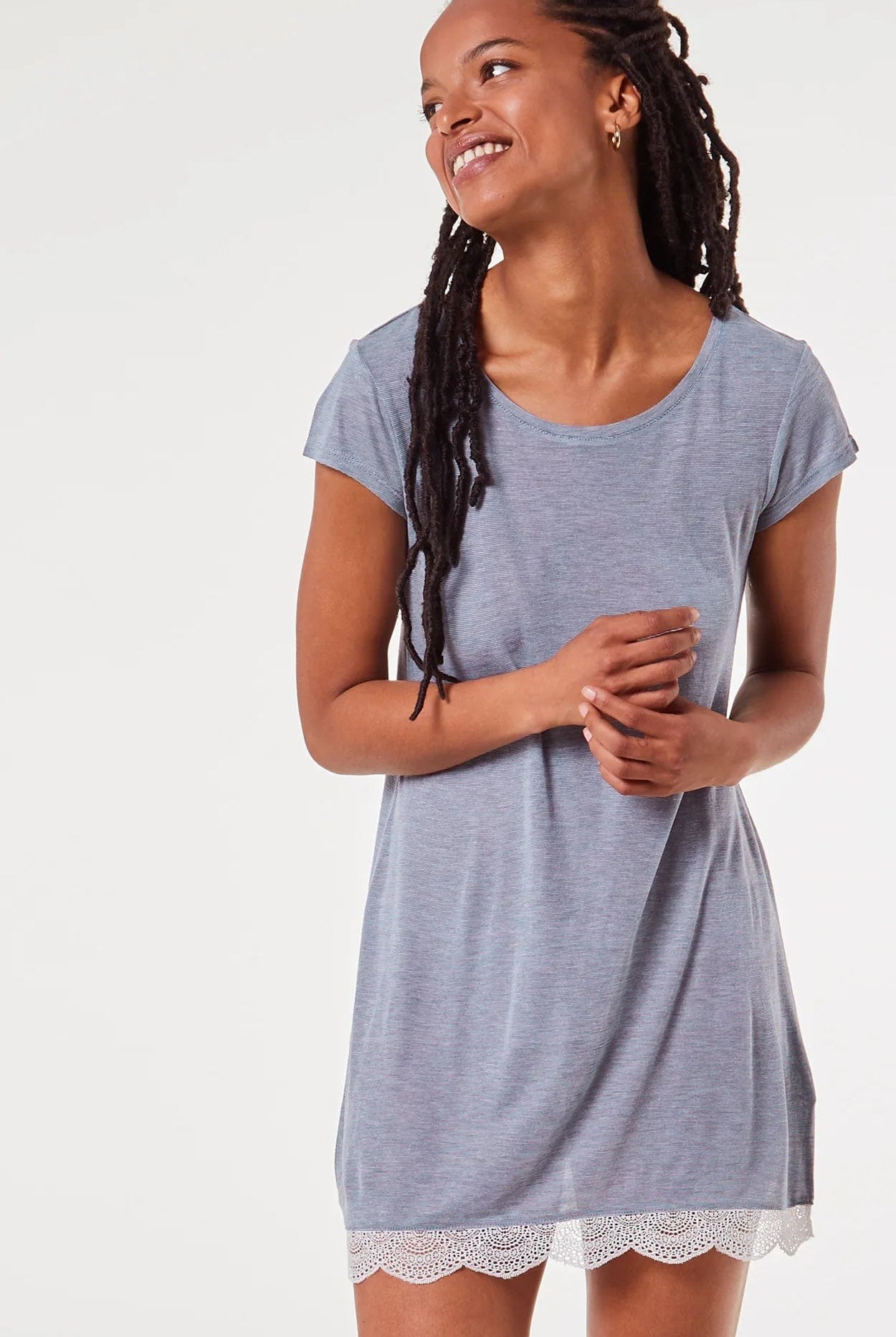 اتام قميص نوم قصير من البوليستر الناعم مصمم بأكمام قصيرة