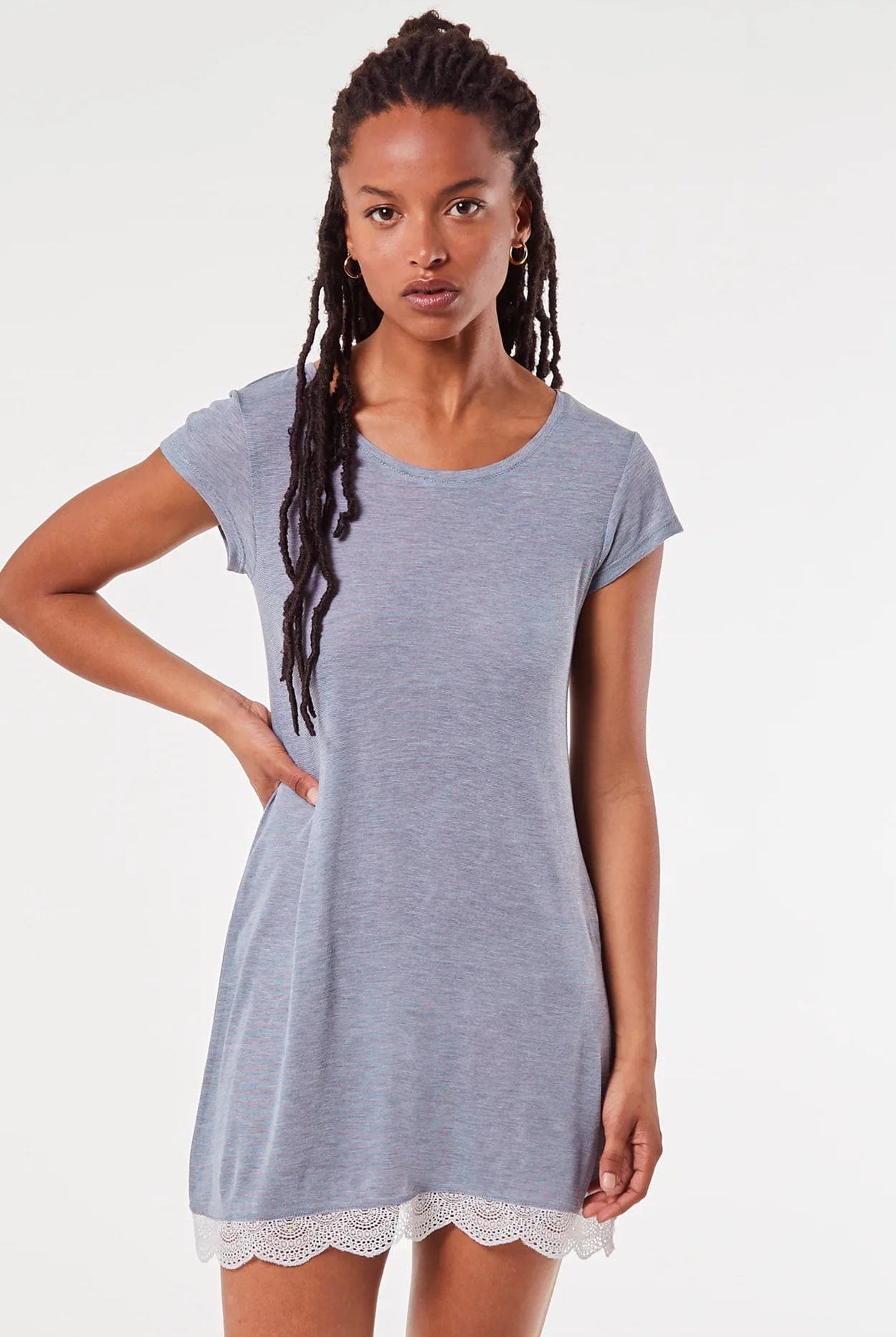 اتام قميص نوم قصير من البوليستر الناعم مصمم بأكمام قصيرة