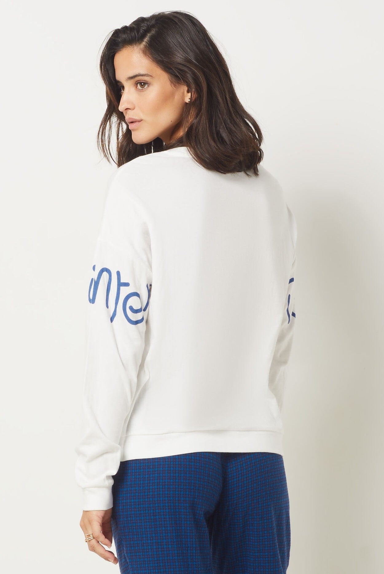 اتام بلوزة نسائية ببطبعة على الصدر بأكمام طويلة بيج فاتح