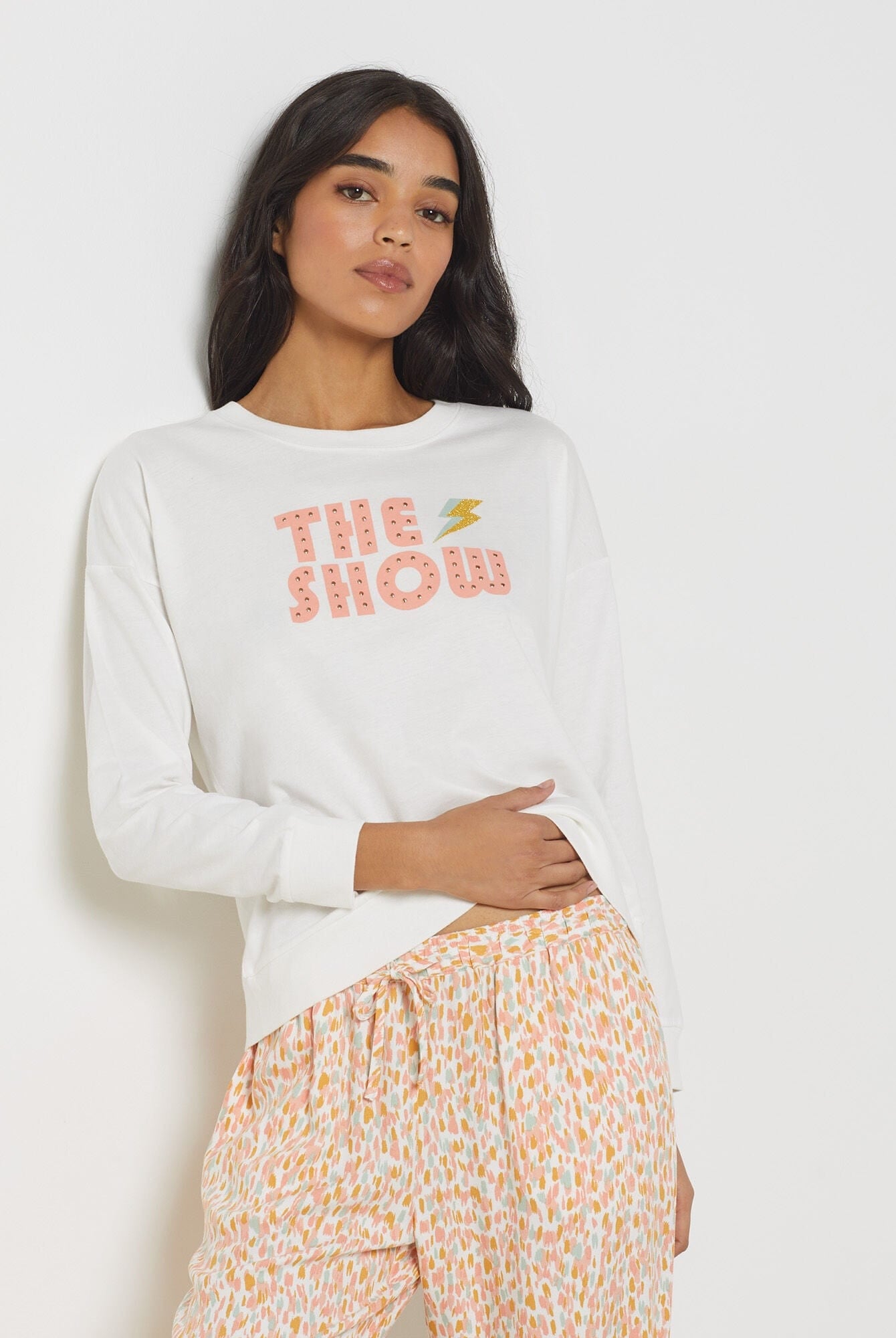 اتام بلوزة نسائية خفيفية بطبعة على الصدر بيج فاتح