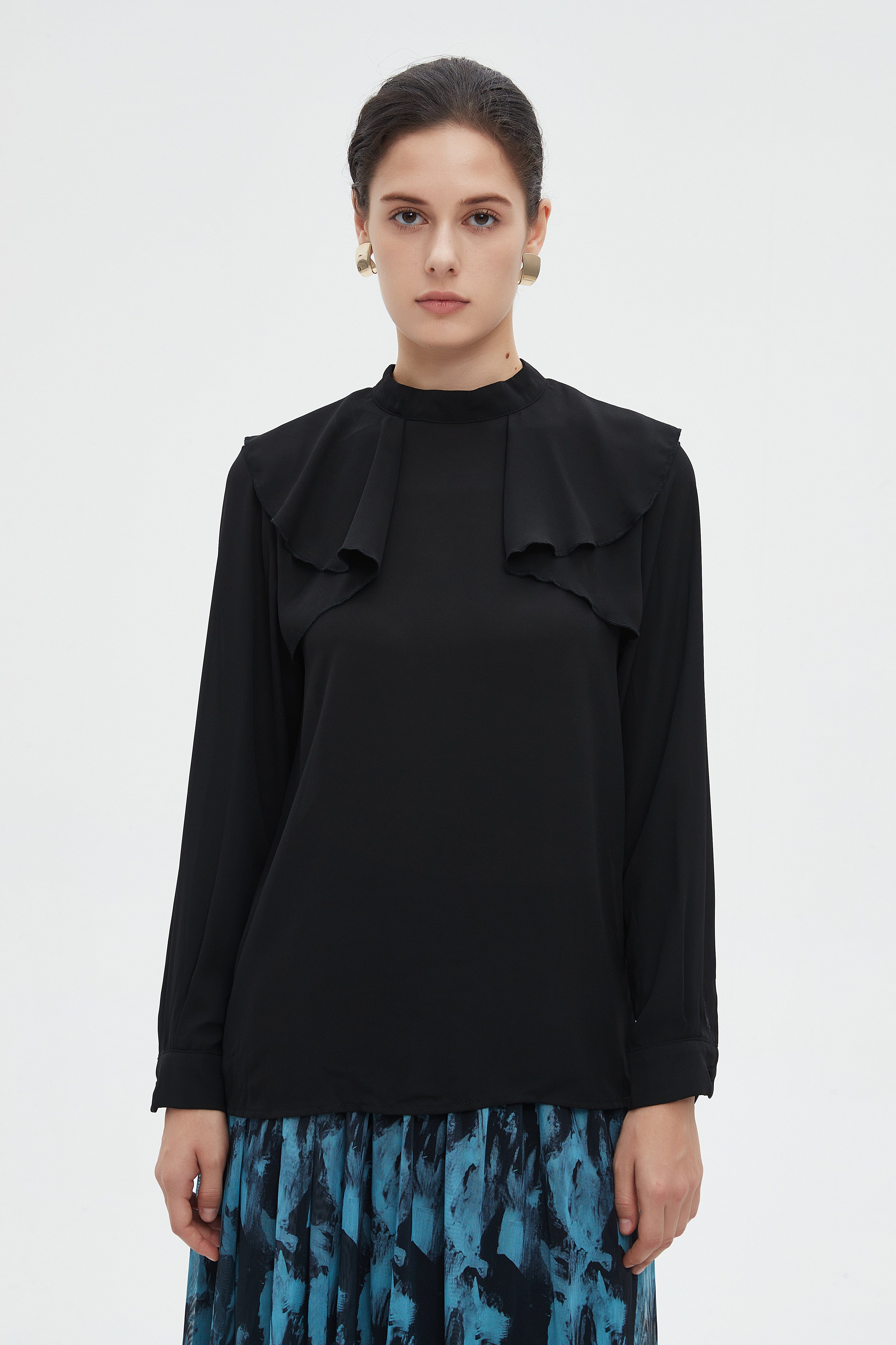 ู
ููุง ุจููุฒุฉ ูุณุงุฆูุฉ ุทูููุฉ ุณุงุฏุฉ ุจูู
ุทููู ููุดูุด ุนูู ุงููุชู