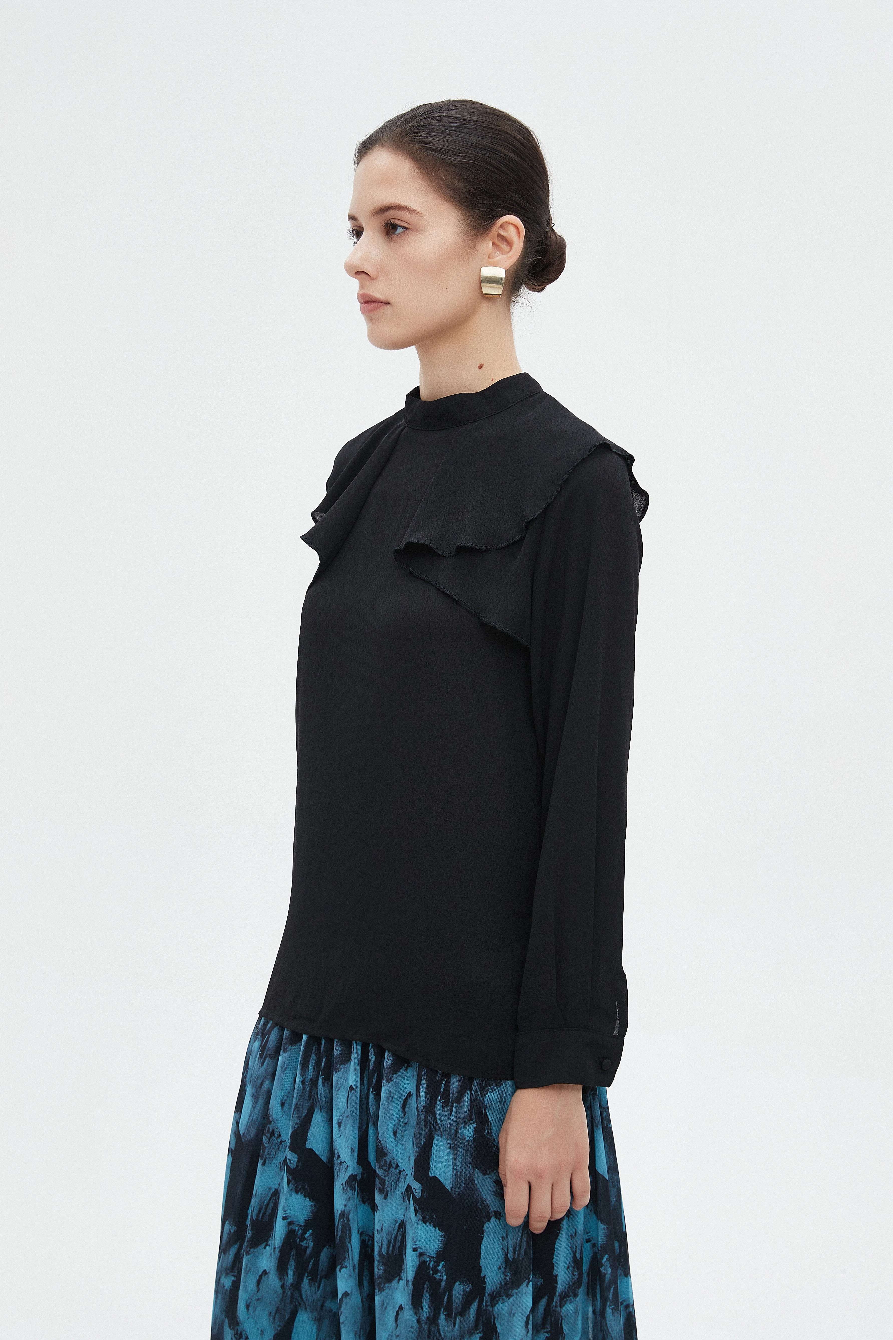 ู
ููุง ุจููุฒุฉ ูุณุงุฆูุฉ ุทูููุฉ ุณุงุฏุฉ ุจูู
ุทููู ููุดูุด ุนูู ุงููุชู