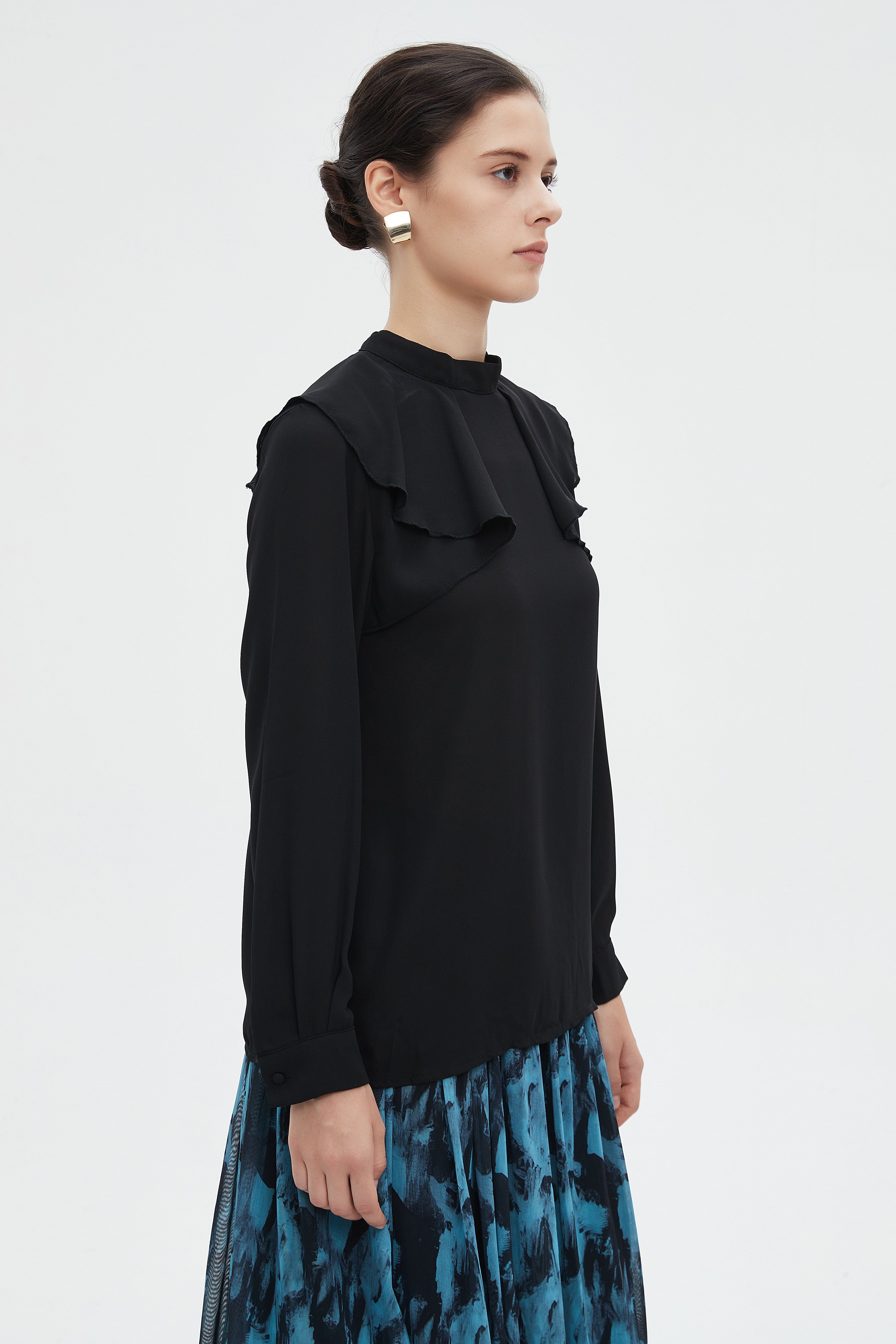 ู
ููุง ุจููุฒุฉ ูุณุงุฆูุฉ ุทูููุฉ ุณุงุฏุฉ ุจูู
ุทููู ููุดูุด ุนูู ุงููุชู