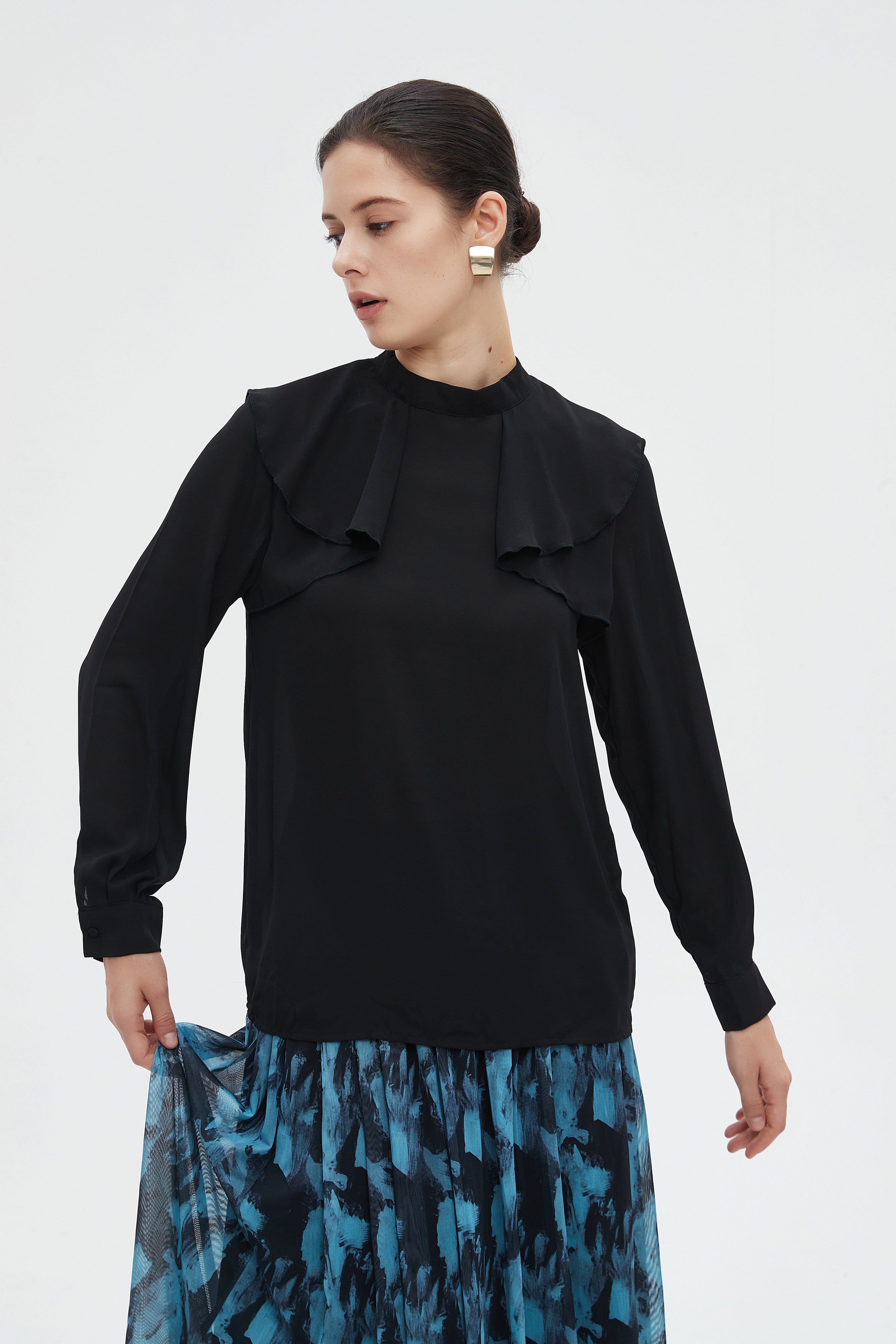 ู
ููุง ุจููุฒุฉ ูุณุงุฆูุฉ ุทูููุฉ ุณุงุฏุฉ ุจูู
ุทููู ููุดูุด ุนูู ุงููุชู