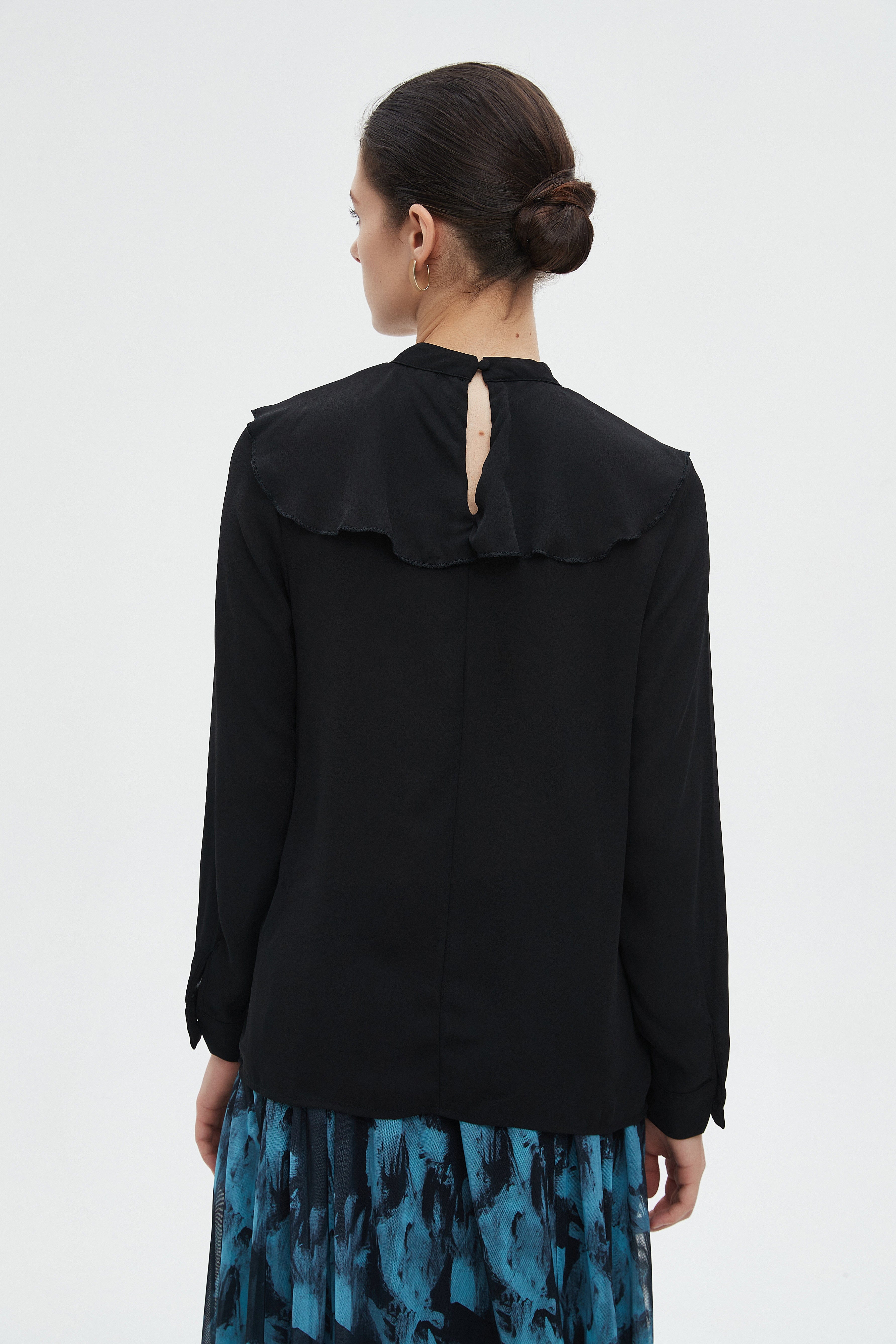 ู
ููุง ุจููุฒุฉ ูุณุงุฆูุฉ ุทูููุฉ ุณุงุฏุฉ ุจูู
ุทููู ููุดูุด ุนูู ุงููุชู