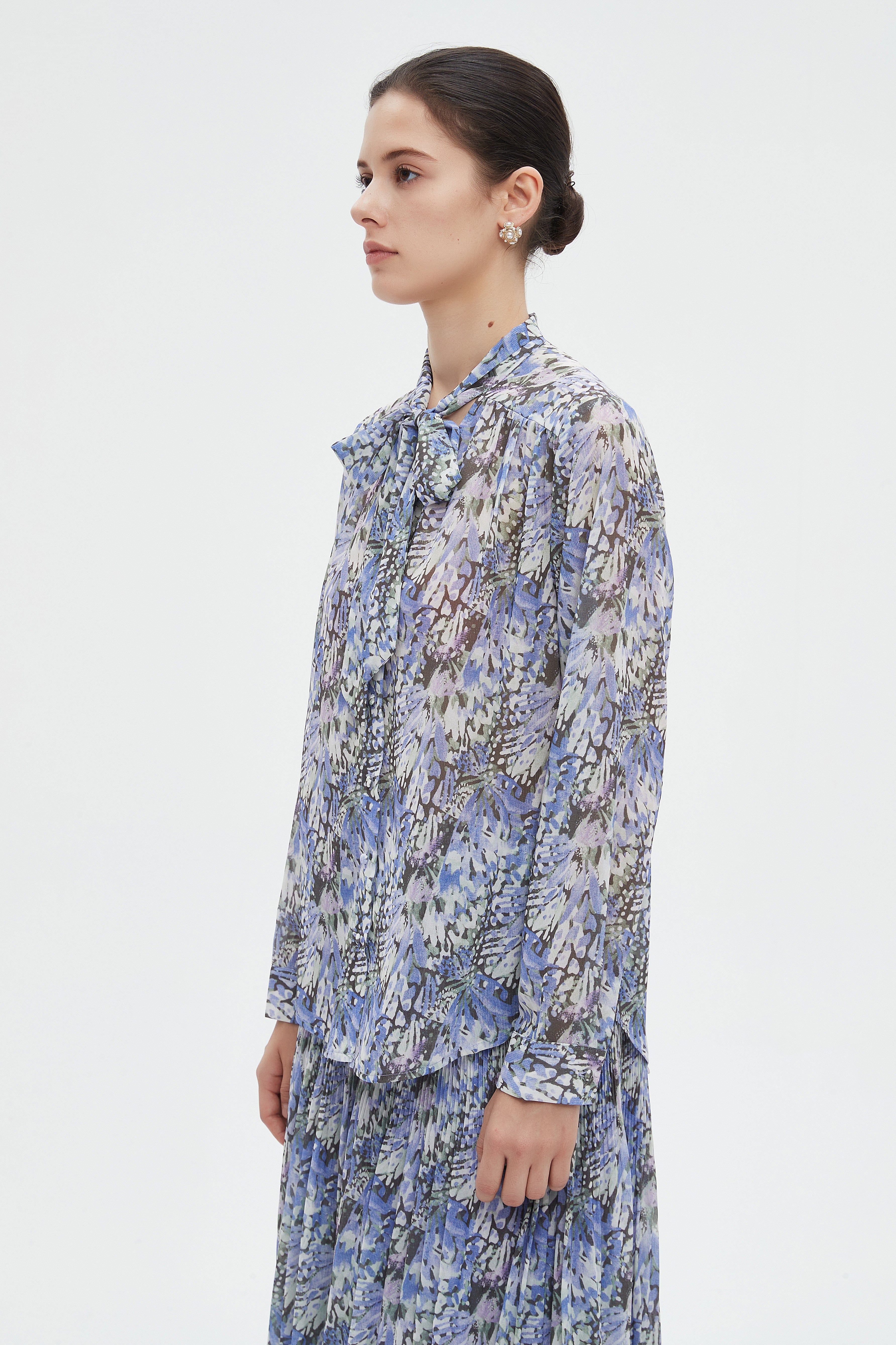 ميكا بلوزة نسائية مشجرة بكم طويل ورابطة عنق فيونكه