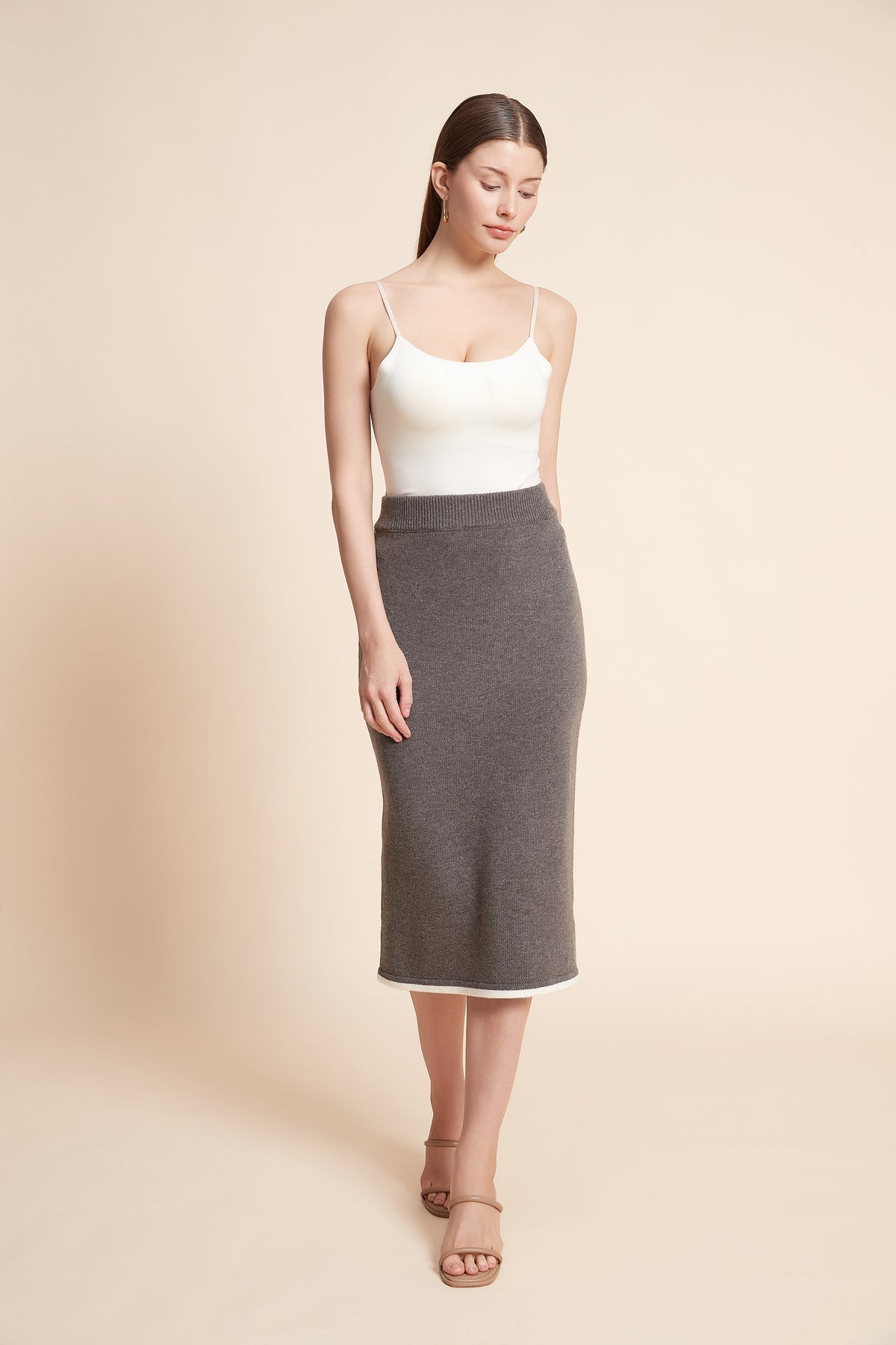 صورة تنورة بطول الركبة سادة بلون رمادي داكن من يولا