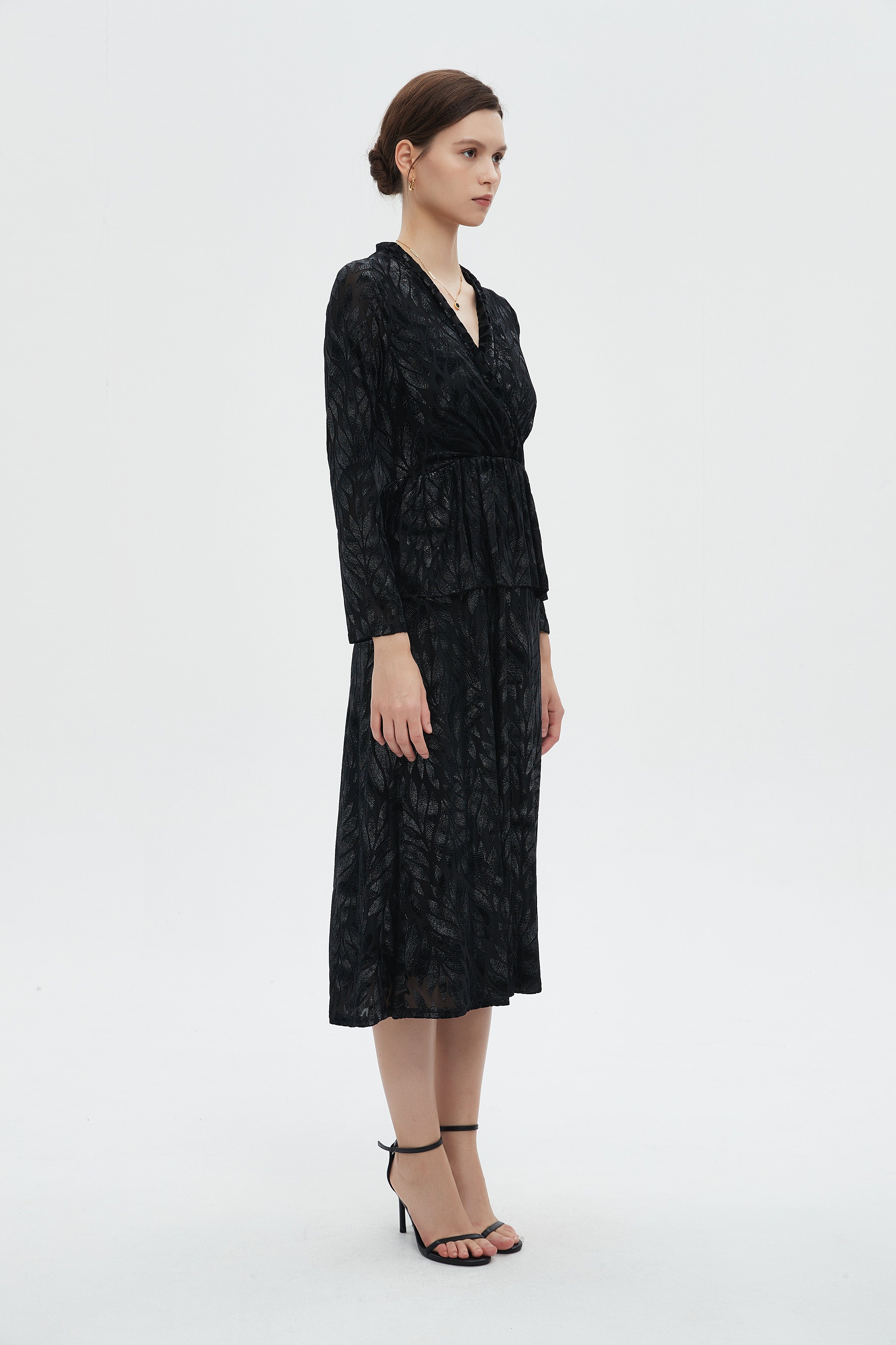 ميكا فستان نسائي ميدي بفتحة رقبة على شكل V بأكمام طويلة