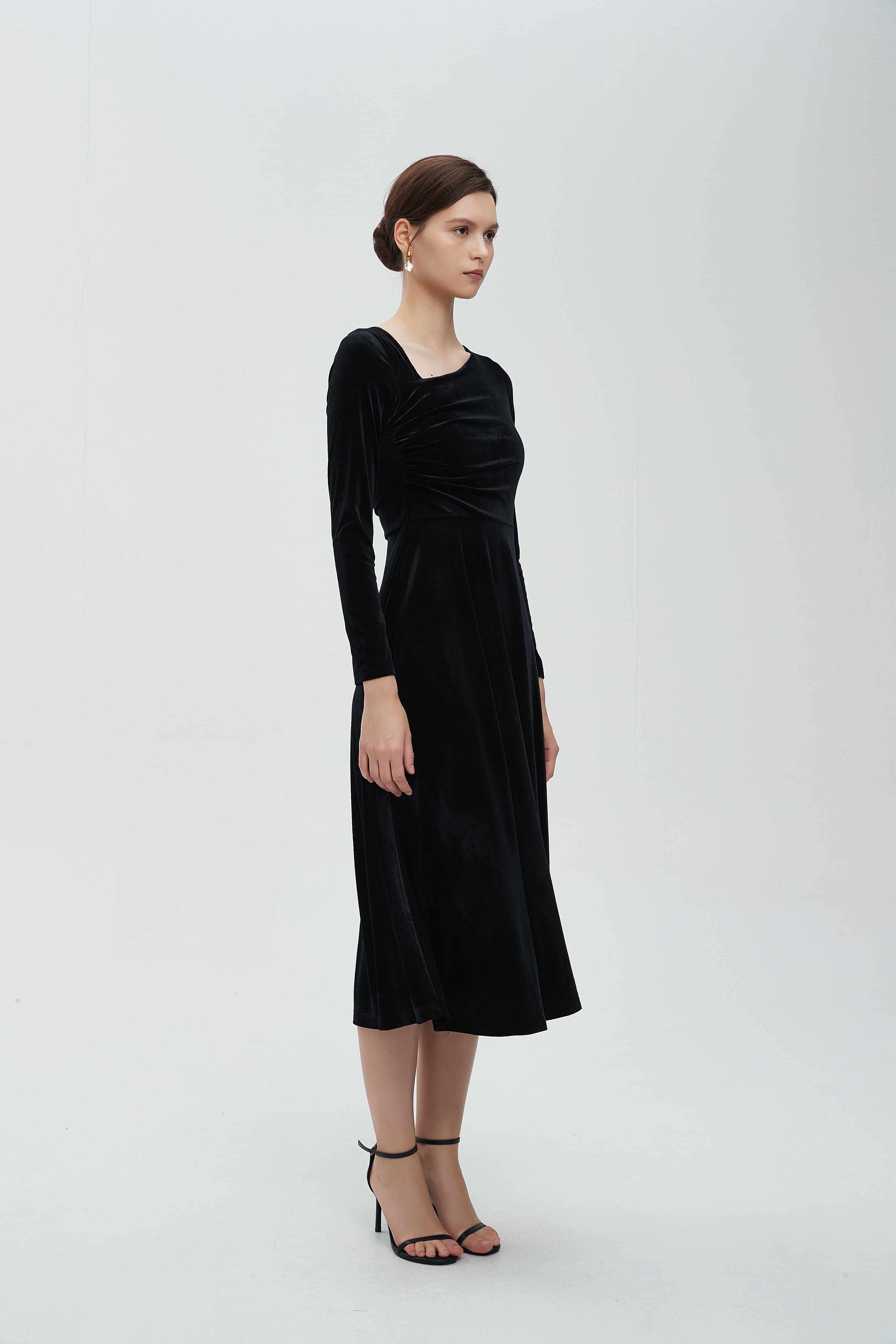 ميكا فستان نسائي للركبة مخملي بكم طويل وقصه رقبة V