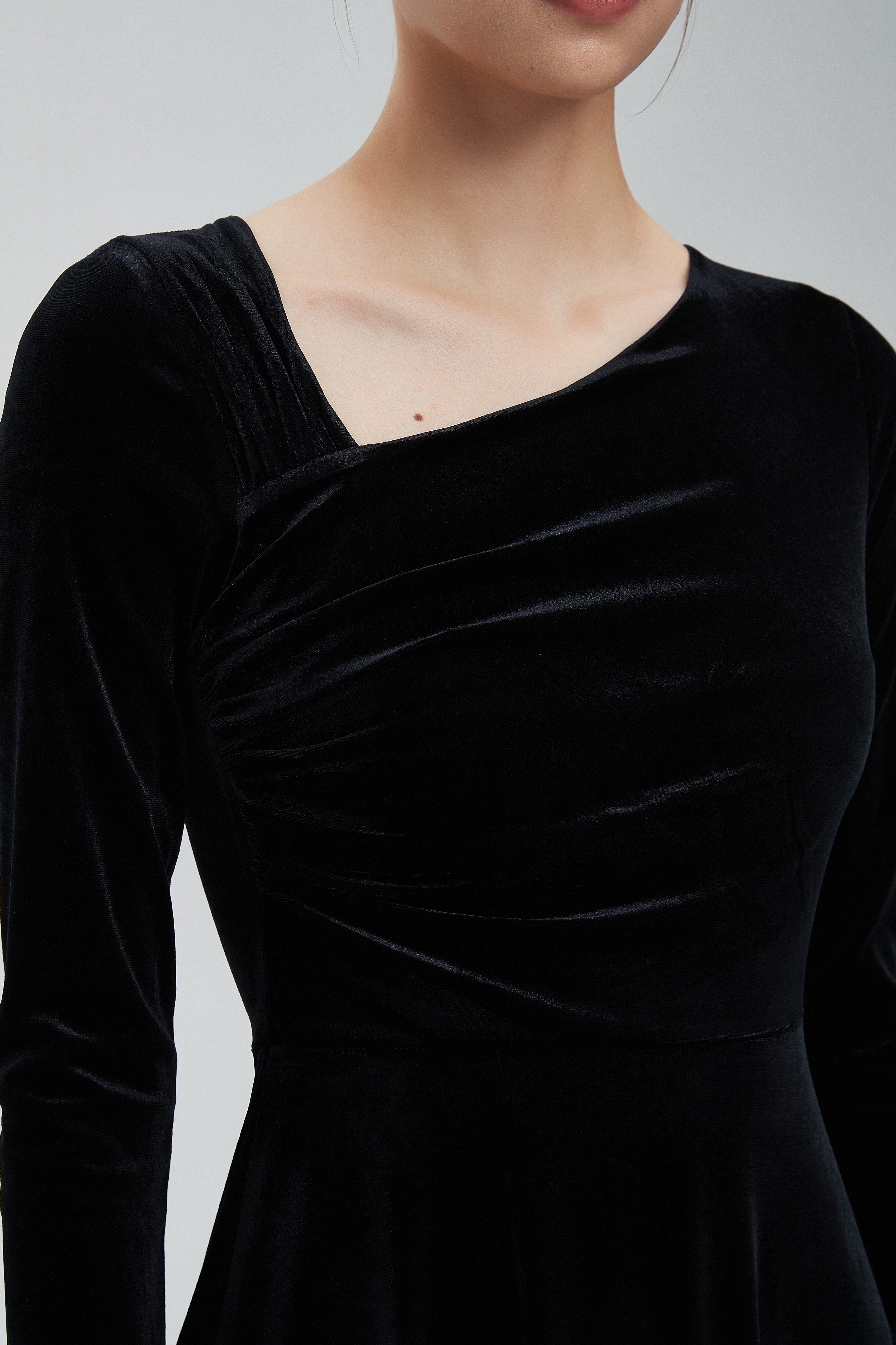 ميكا فستان نسائي مخملي كم طويل برقبة V وريش على الأكتاف