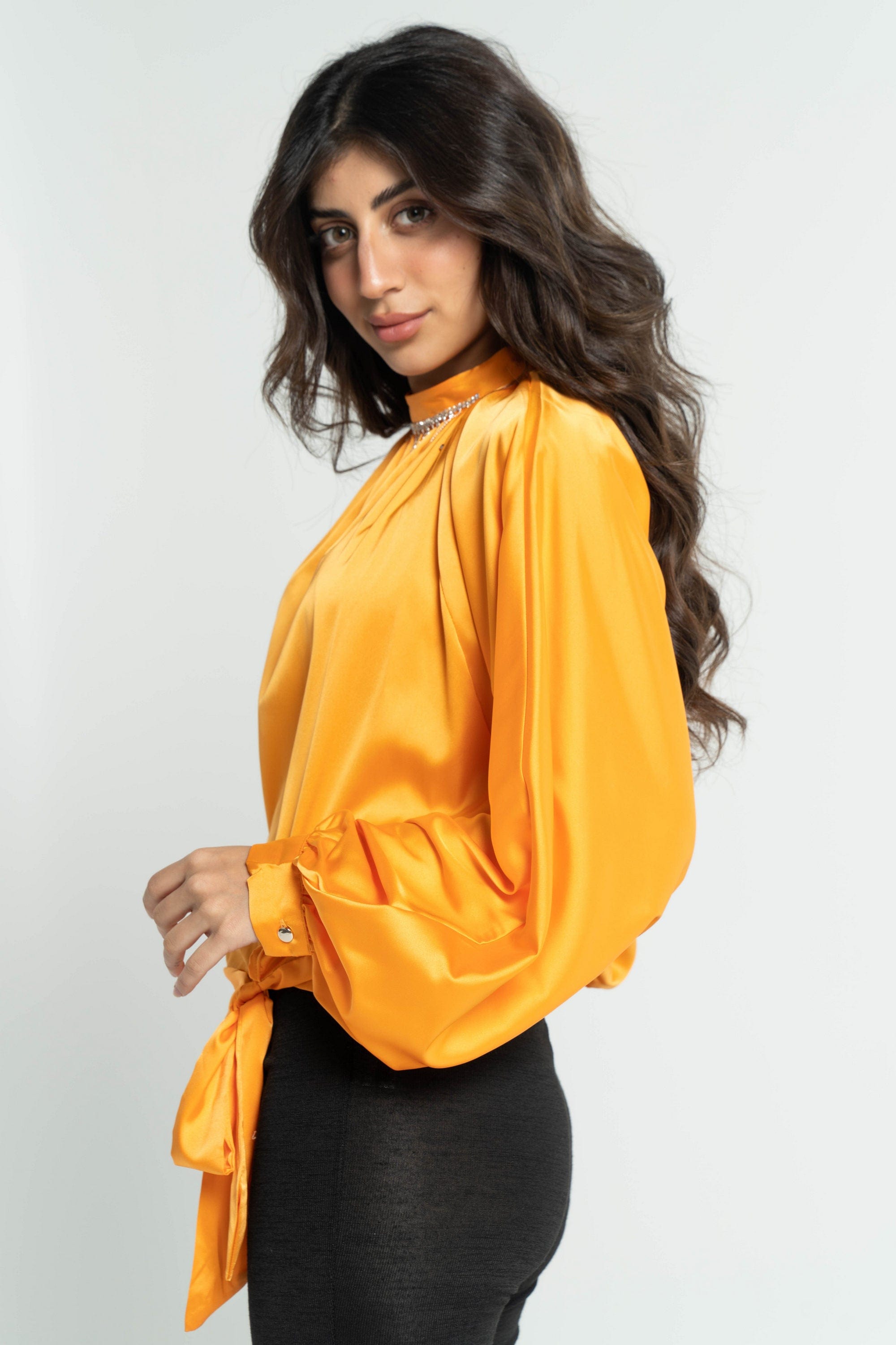 داليدرس بلوزة نسائي سادة بف بتطريز على الرقبة