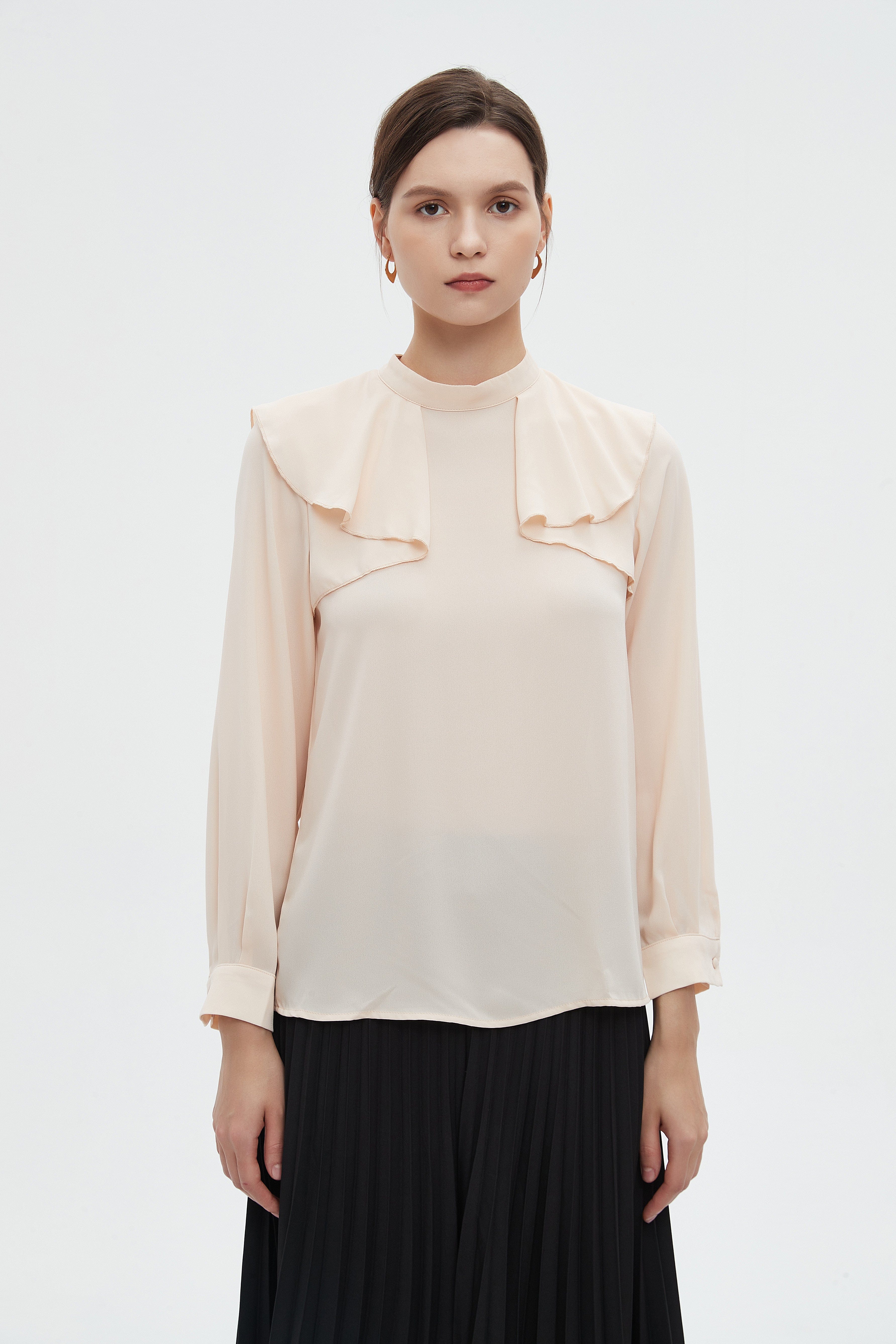 ู
ููุง ุจููุฒุฉ ูุณุงุฆูุฉ ุทูููุฉ ุณุงุฏุฉ ุจูู
ุทููู ููุดูุด ุนูู ุงููุชู