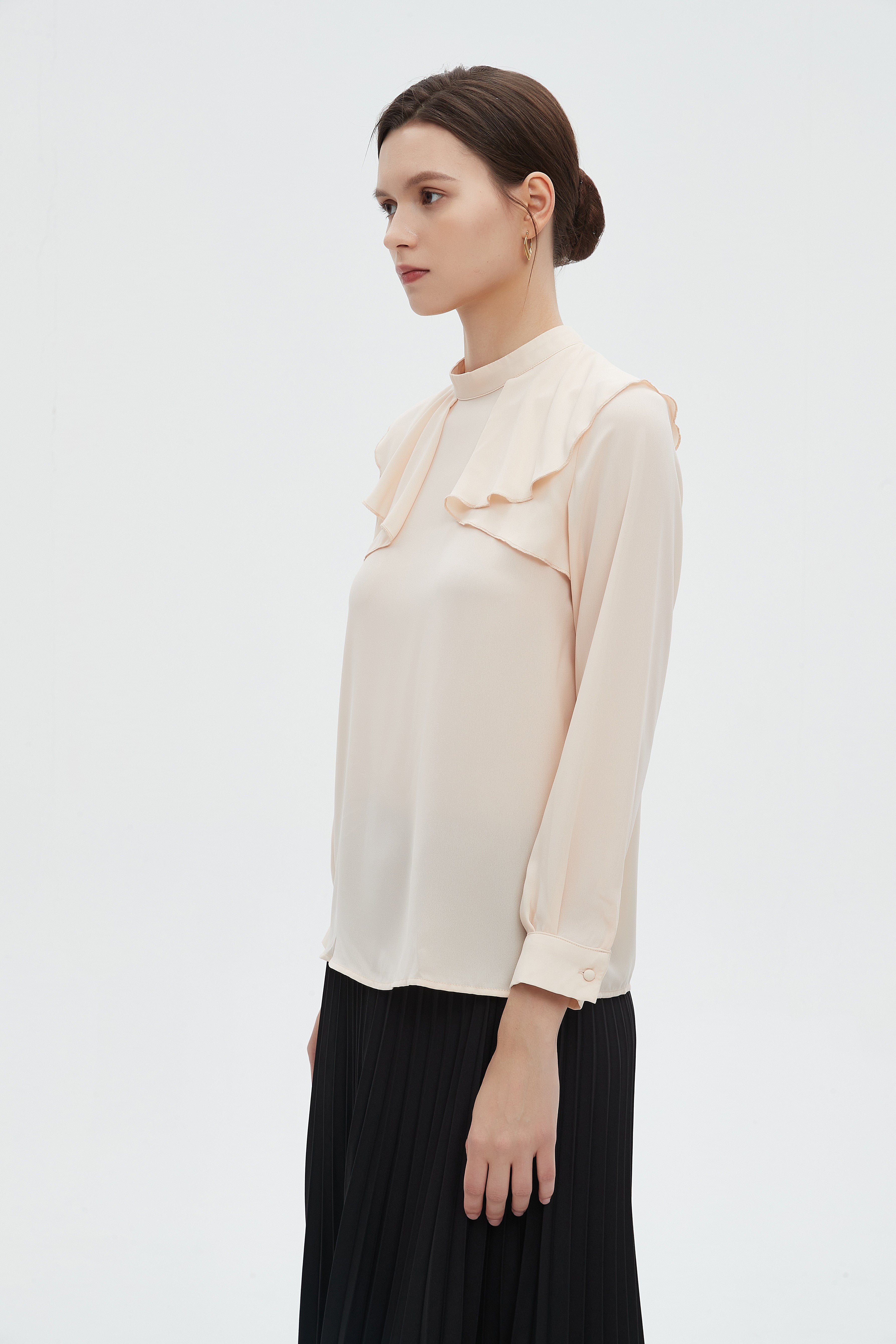 ู
ููุง ุจููุฒุฉ ูุณุงุฆูุฉ ุทูููุฉ ุณุงุฏุฉ ุจูู
ุทููู ููุดูุด ุนูู ุงููุชู