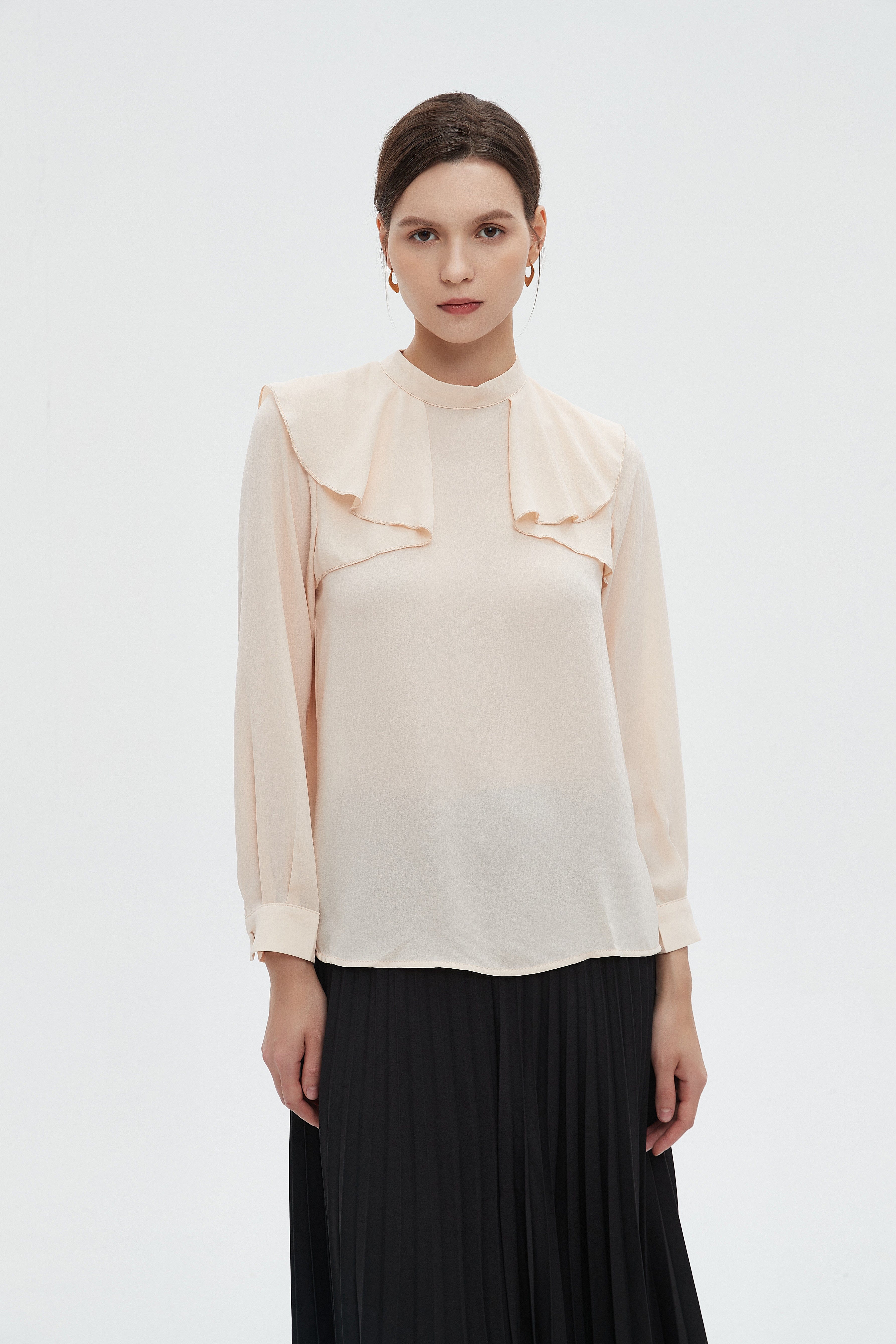 ู
ููุง ุจููุฒุฉ ูุณุงุฆูุฉ ุทูููุฉ ุณุงุฏุฉ ุจูู
ุทููู ููุดูุด ุนูู ุงููุชู