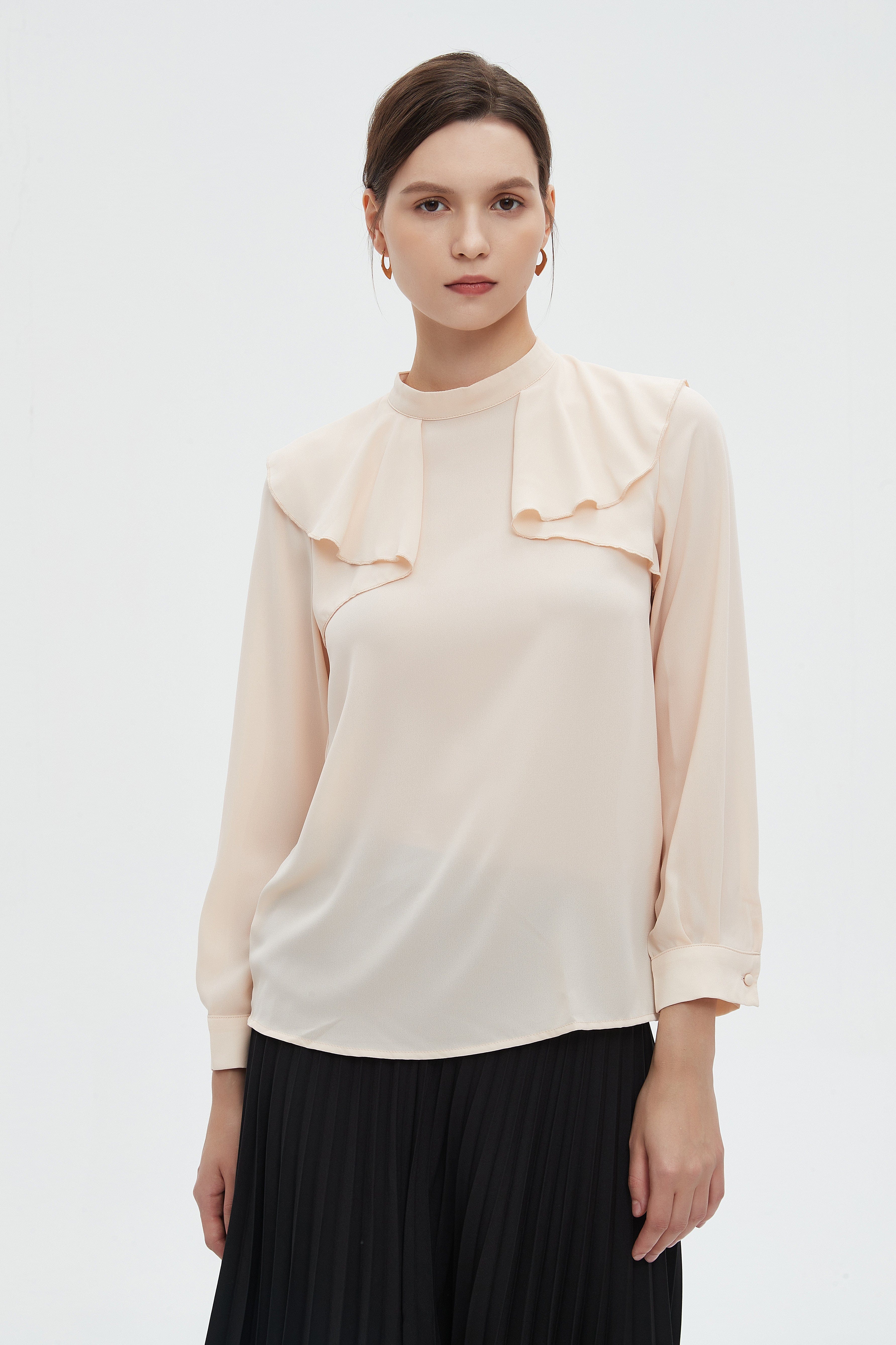 ู
ููุง ุจููุฒุฉ ูุณุงุฆูุฉ ุทูููุฉ ุณุงุฏุฉ ุจูู
ุทููู ููุดูุด ุนูู ุงููุชู