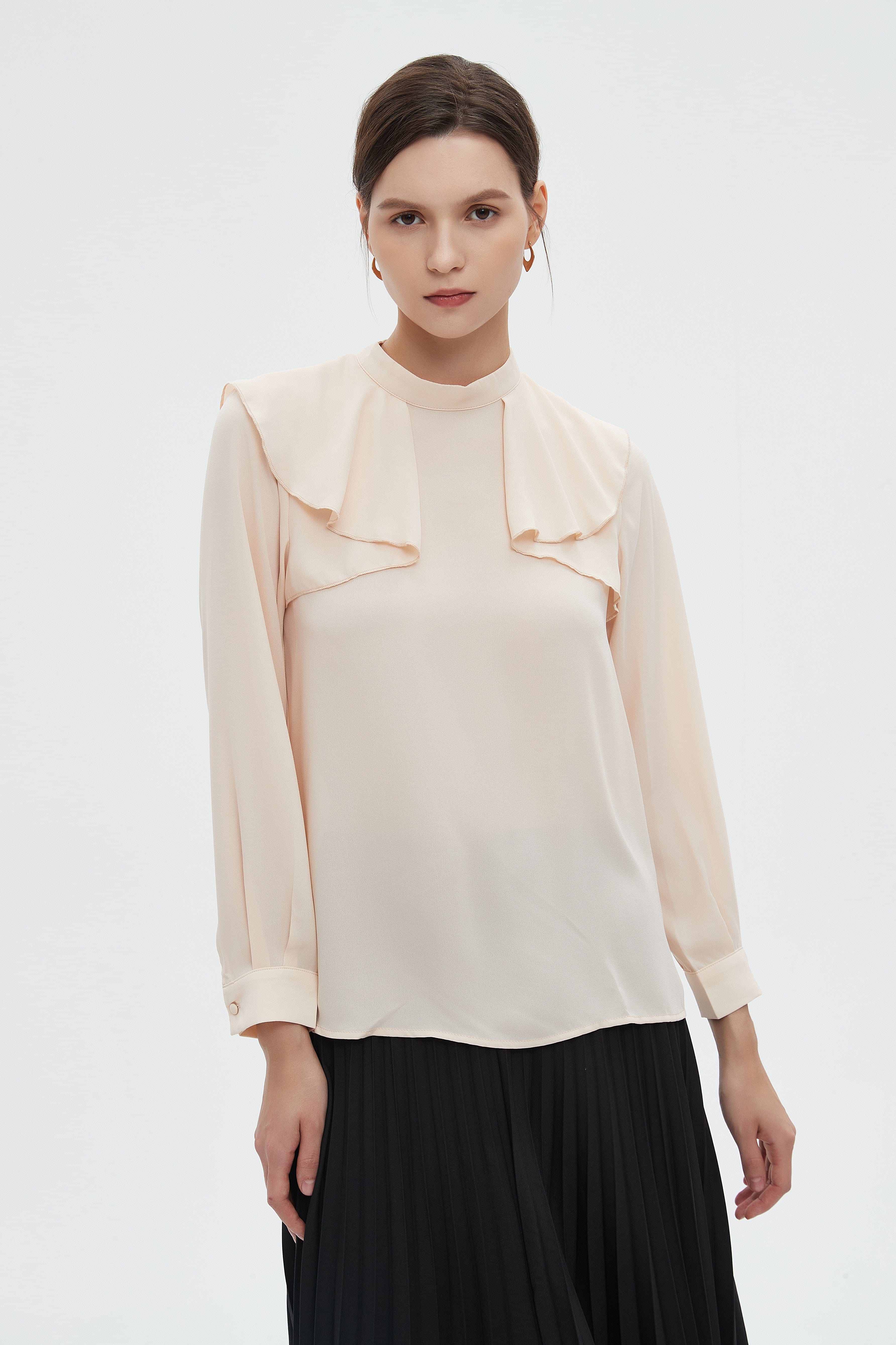 ู
ููุง ุจููุฒุฉ ูุณุงุฆูุฉ ุทูููุฉ ุณุงุฏุฉ ุจูู
ุทููู ููุดูุด ุนูู ุงููุชู