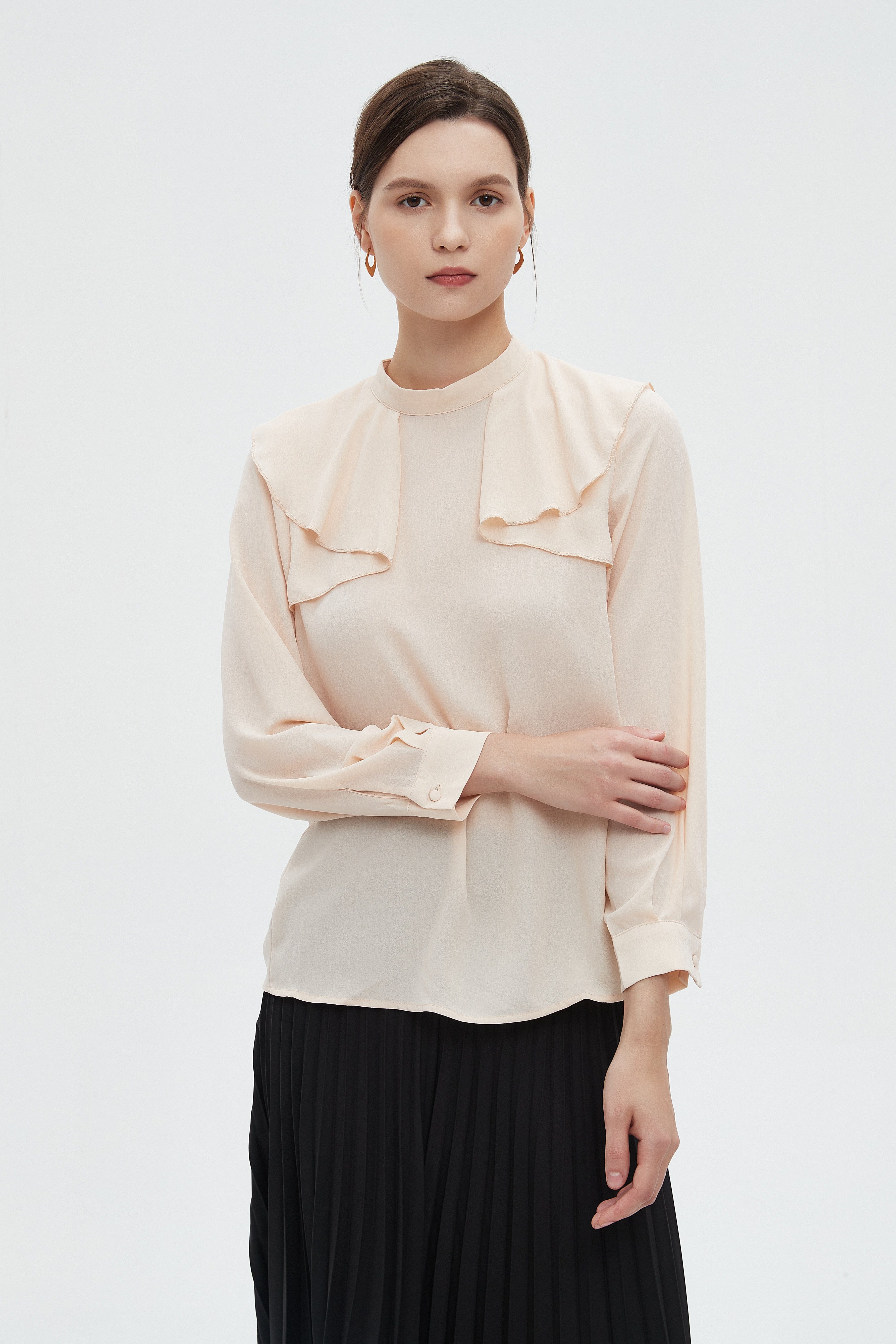 ู
ููุง ุจููุฒุฉ ูุณุงุฆูุฉ ุทูููุฉ ุณุงุฏุฉ ุจูู
ุทููู ููุดูุด ุนูู ุงููุชู