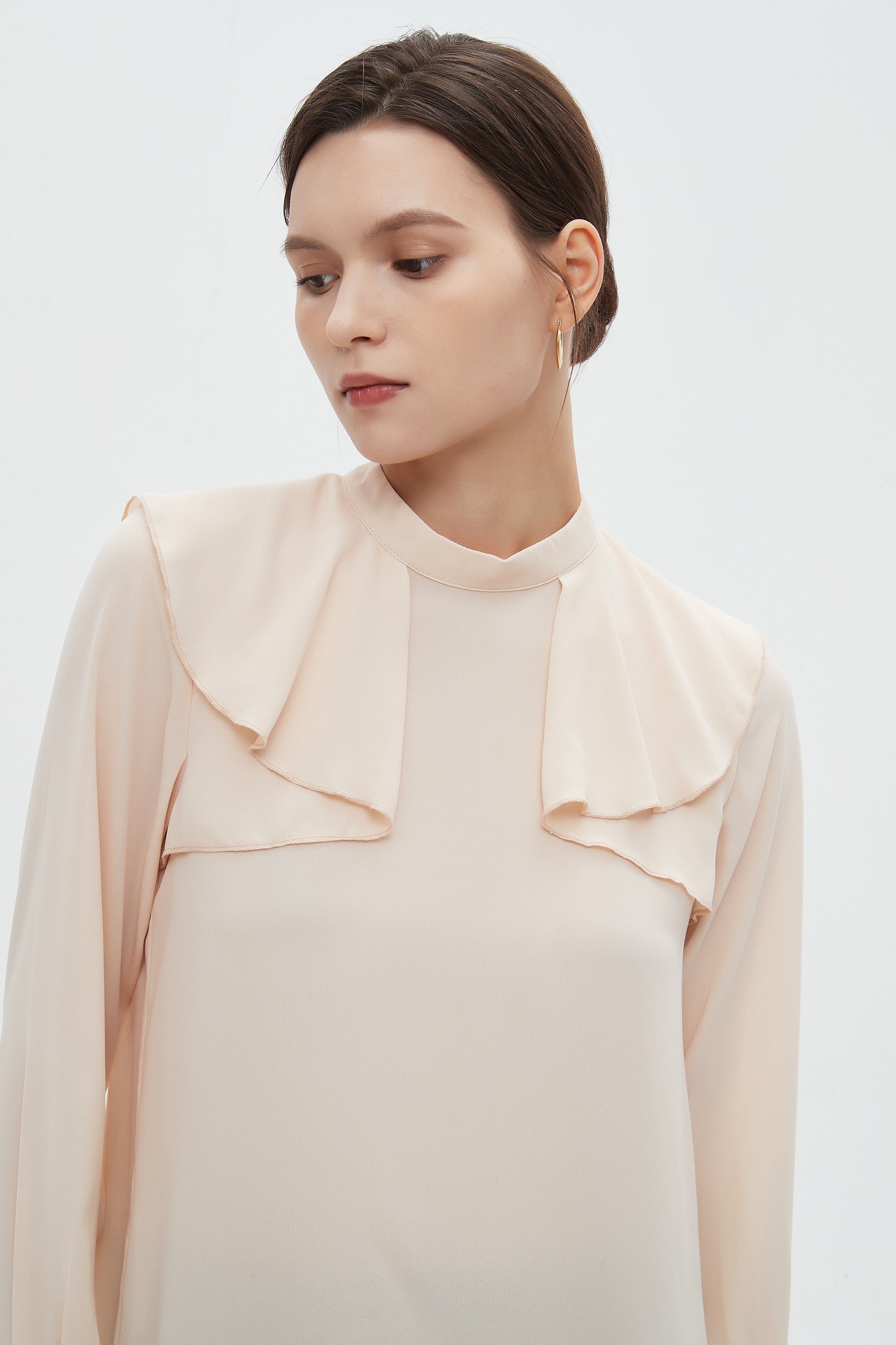 ู
ููุง ุจููุฒุฉ ูุณุงุฆูุฉ ุทูููุฉ ุณุงุฏุฉ ุจูู
ุทููู ููุดูุด ุนูู ุงููุชู