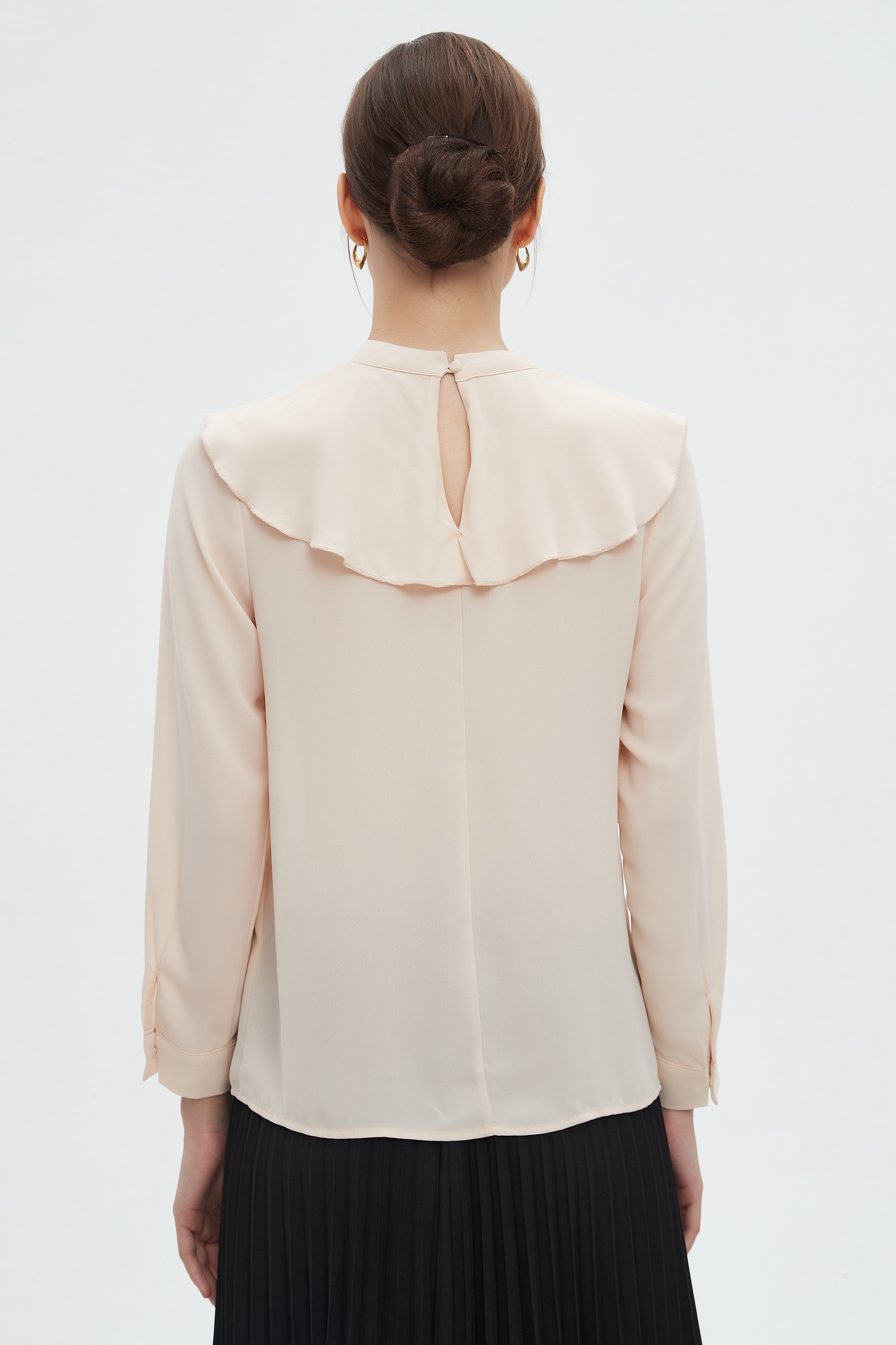 ู
ููุง ุจููุฒุฉ ูุณุงุฆูุฉ ุทูููุฉ ุณุงุฏุฉ ุจูู
ุทููู ููุดูุด ุนูู ุงููุชู