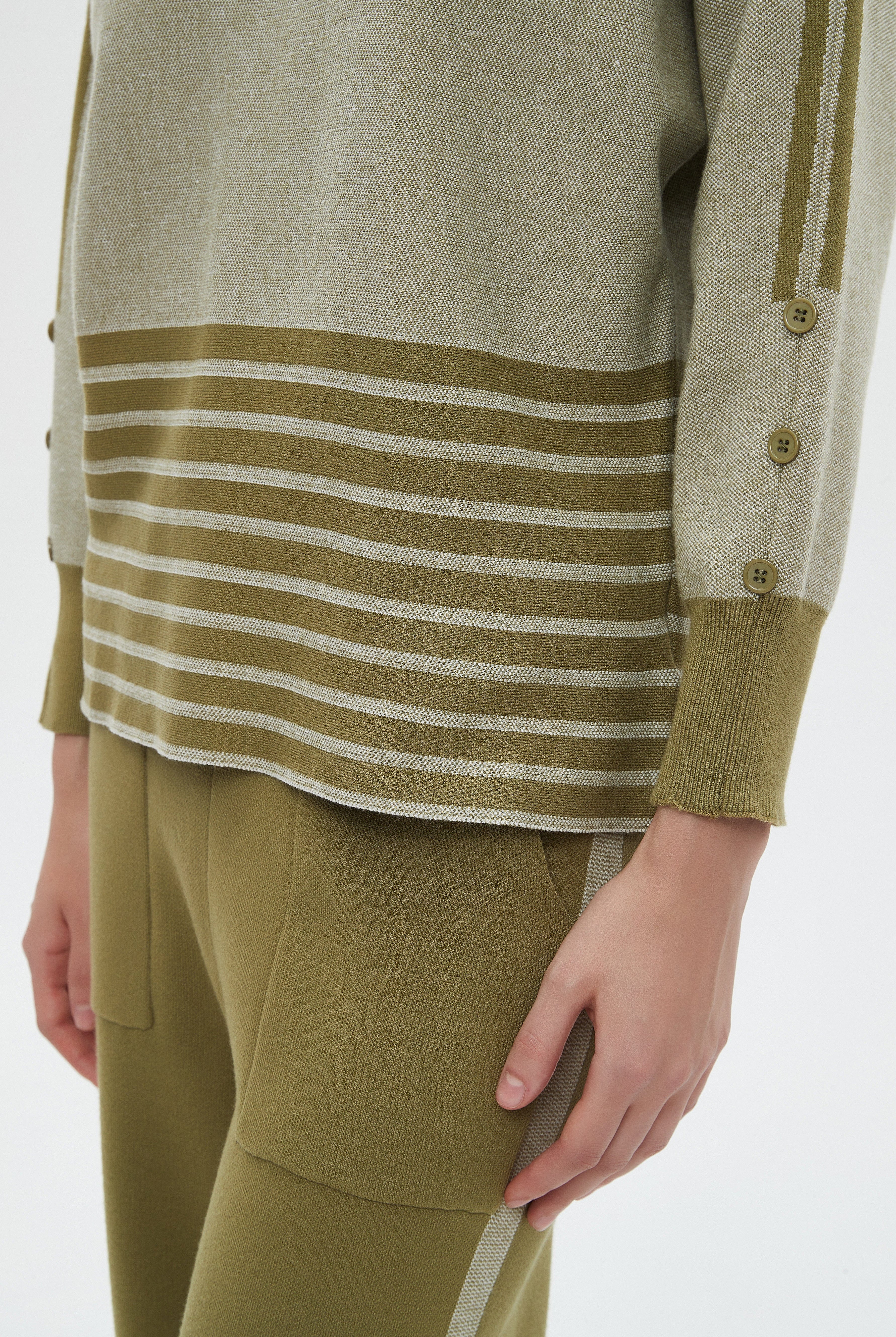 ميكا بلوزة نسائية شتوية بتطريز على الكم ورقبة عالية وأكمام طويلة للمناسبات