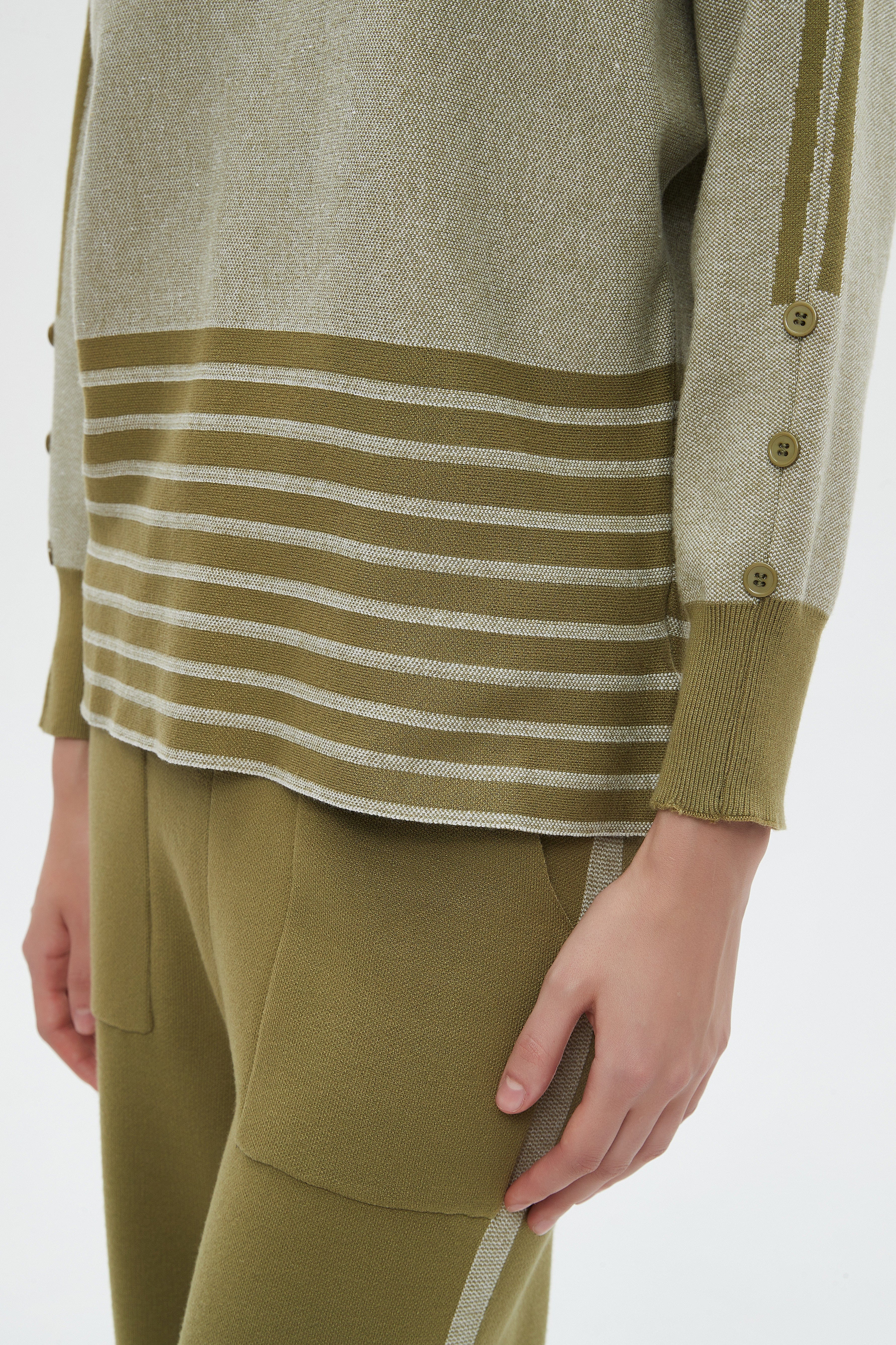 ميكا بلوزة نسائية شتوية بتطريز على الكم ورقبة عالية وأكمام طويلة للمناسبات