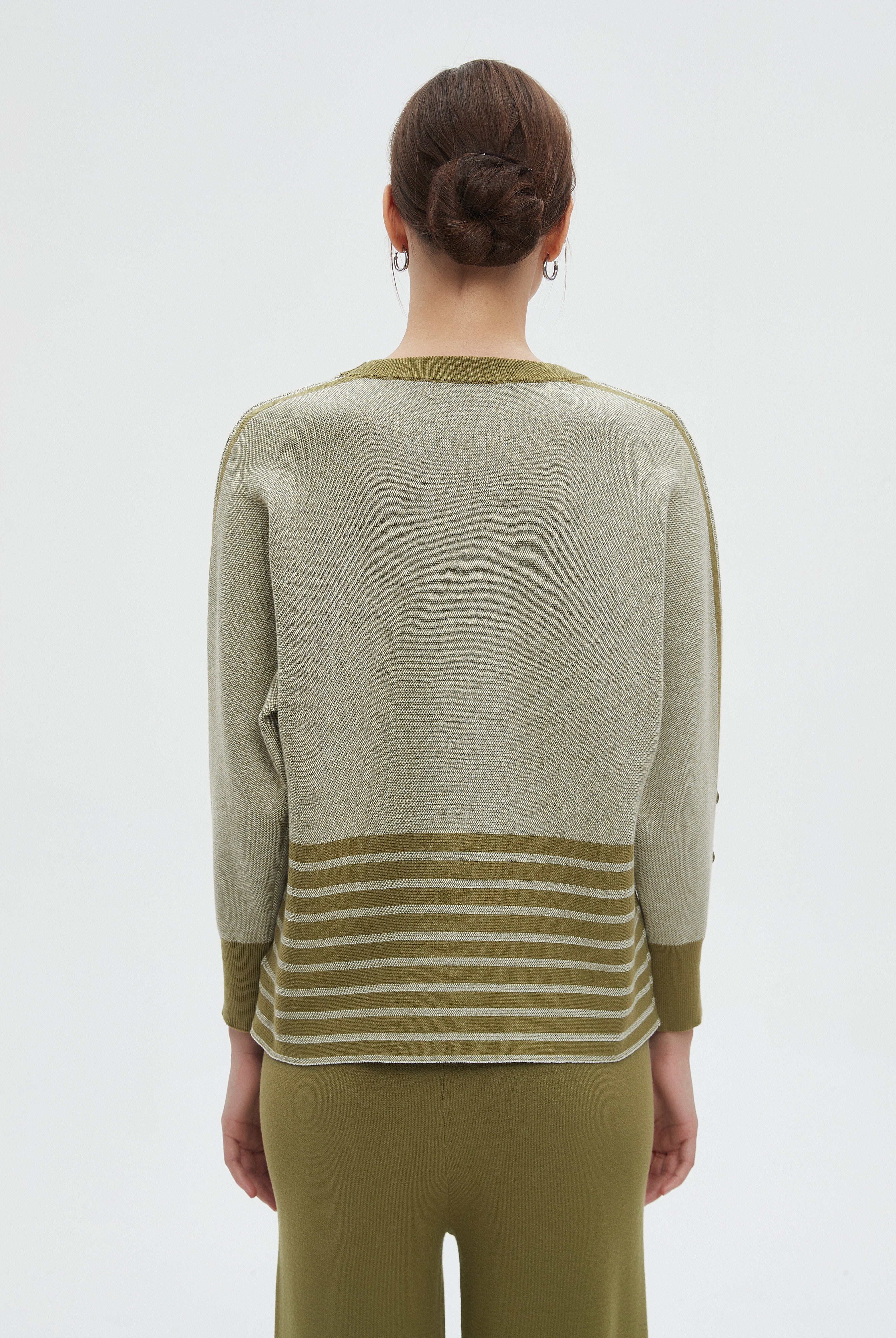 ميكا بلوزة نسائية شتوية بتطريز على الكم ورقبة عالية وأكمام طويلة للمناسبات