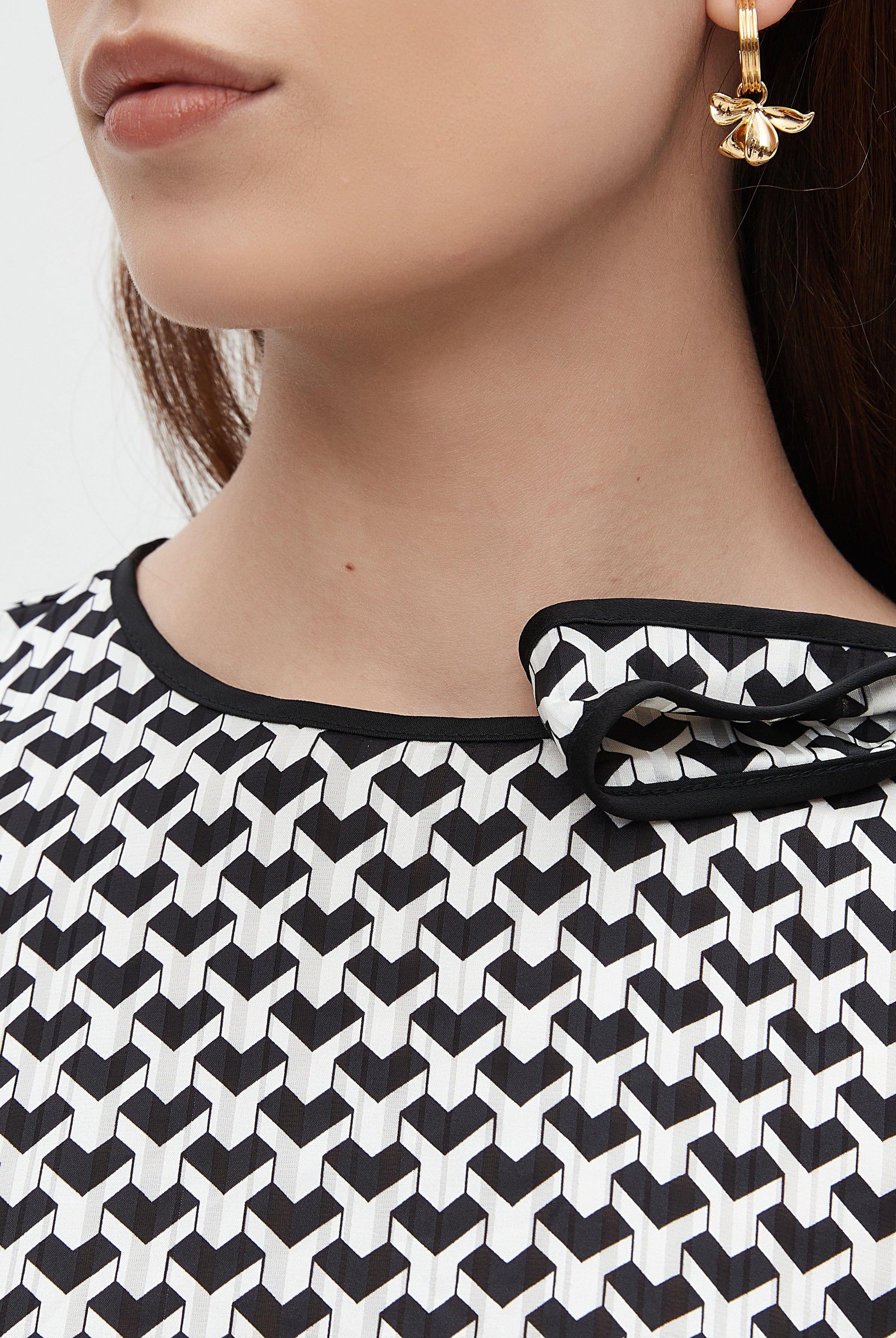 نتشي بلوزة نسائية منقطة كم طويل وفيونكه على الكتف