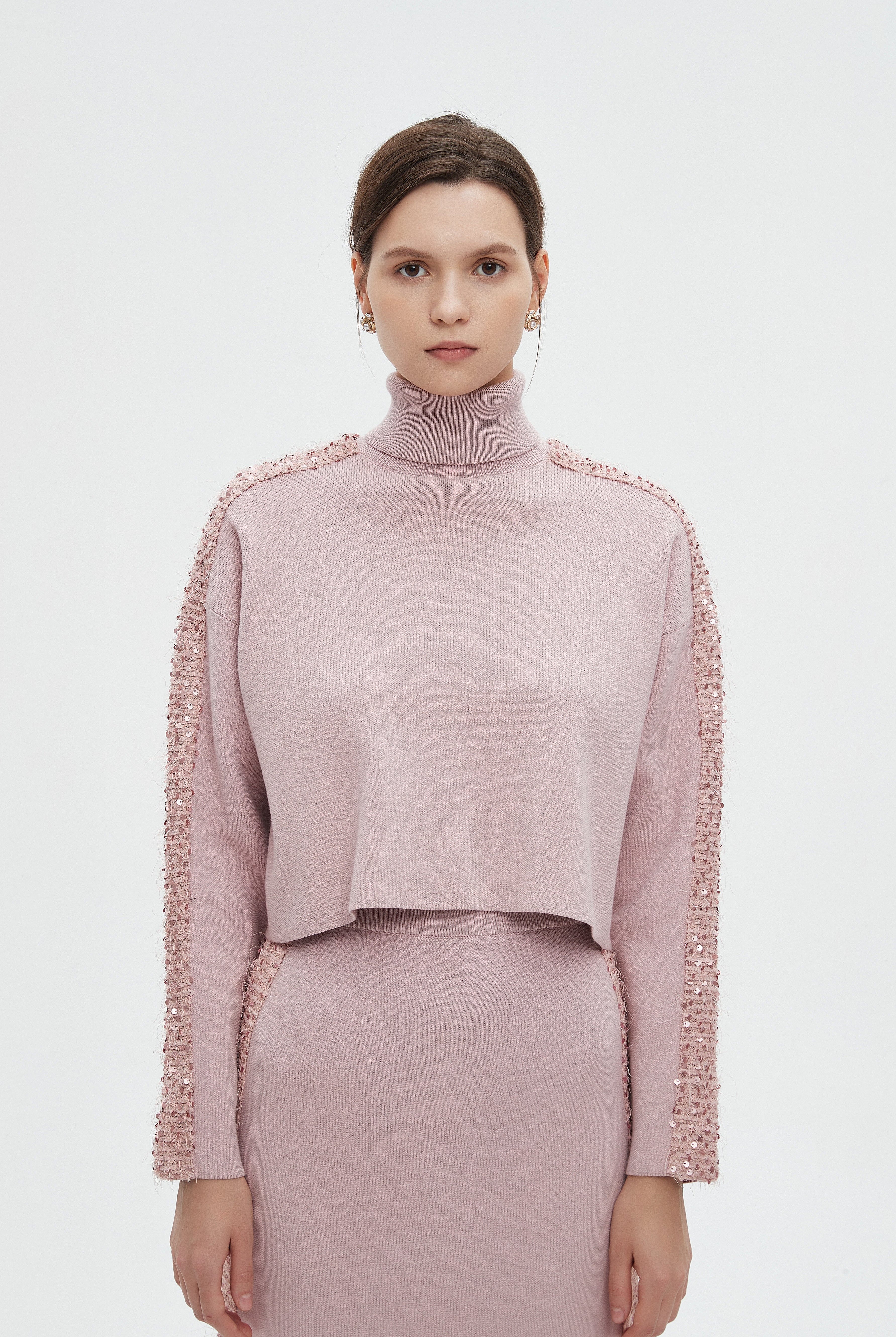 ميكا بلوزة نسائية شتوية بتطريز على الكم ورقبة عالية وأكمام طويلة للمناسبات