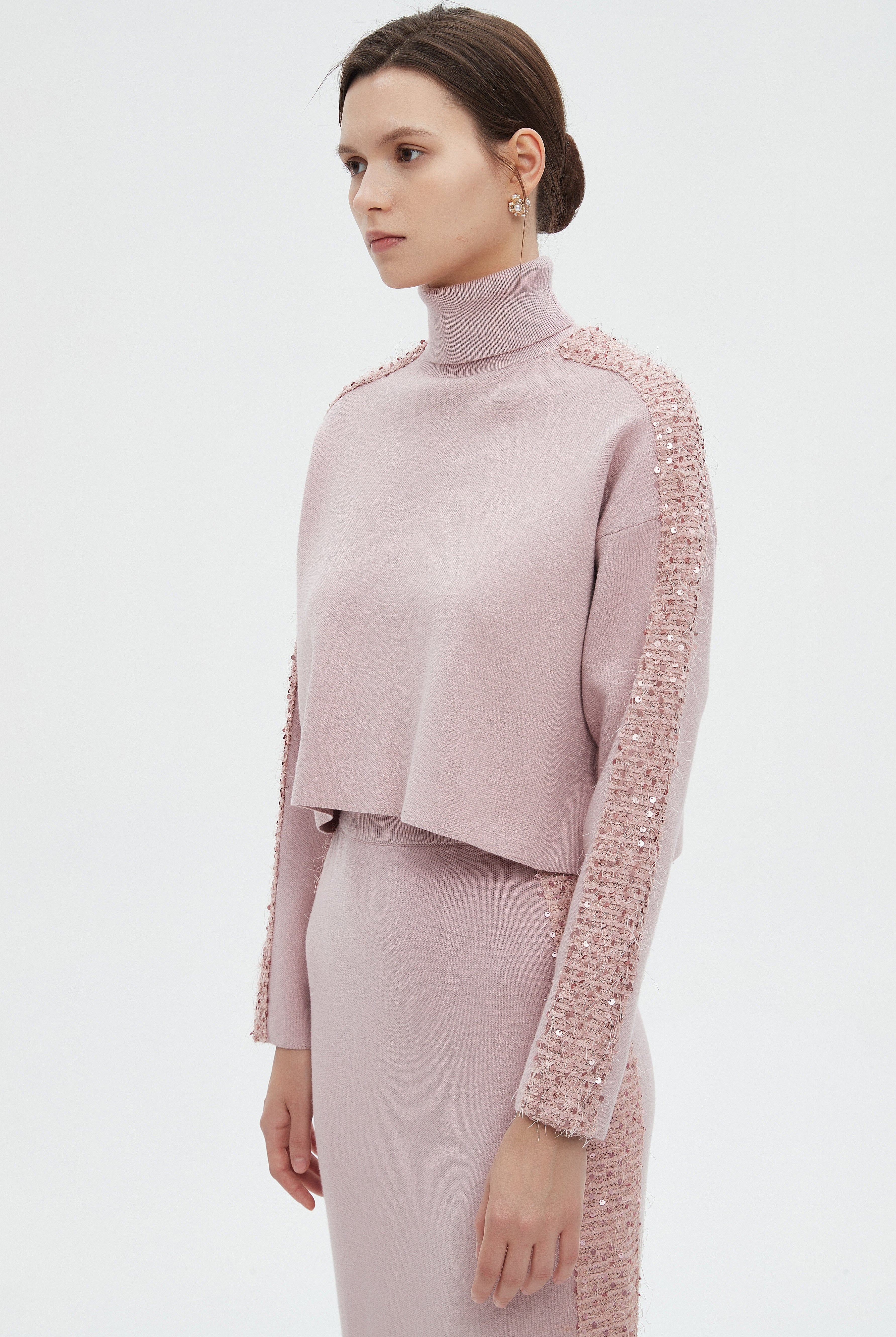 ميكا بلوزة نسائية شتوية بتطريز على الكم ورقبة عالية وأكمام طويلة للمناسبات