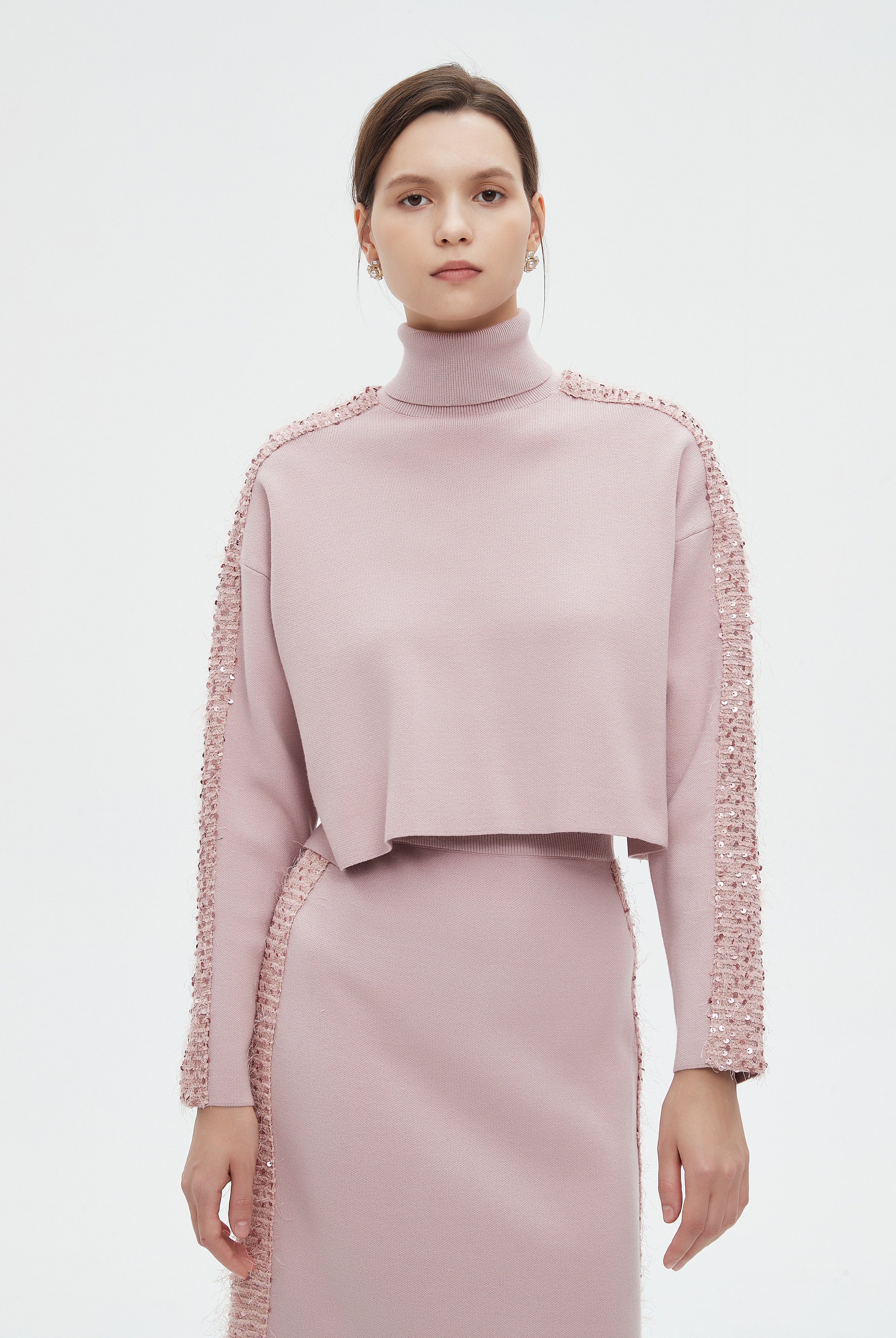 ميكا بلوزة نسائية شتوية بتطريز على الكم ورقبة عالية وأكمام طويلة للمناسبات