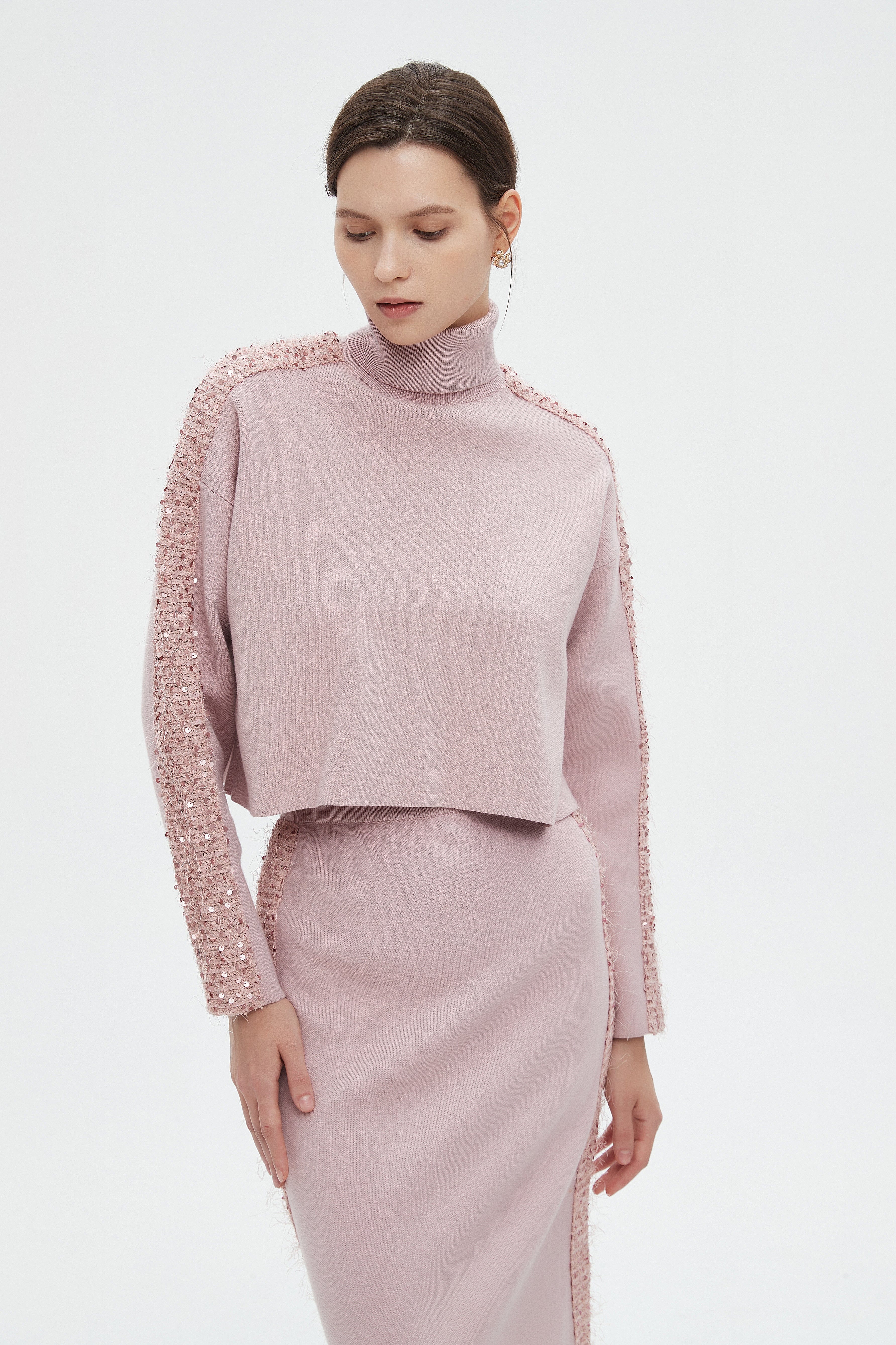 ميكا بلوزة نسائية شتوية بتطريز على الكم ورقبة عالية وأكمام طويلة للمناسبات