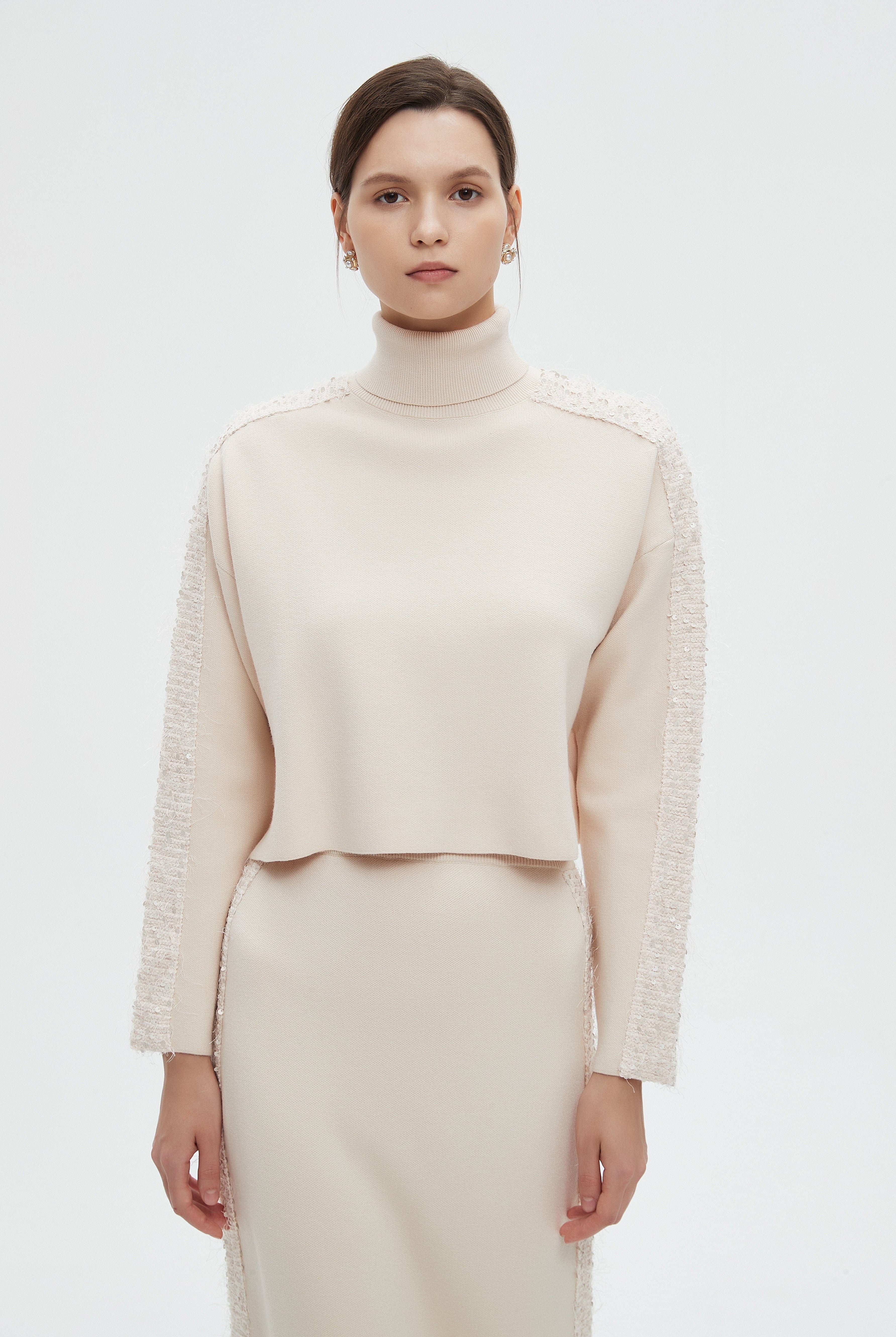 ميكا بلوزة نسائية شتوية بتطريز على الكم ورقبة عالية وأكمام طويلة للمناسبات