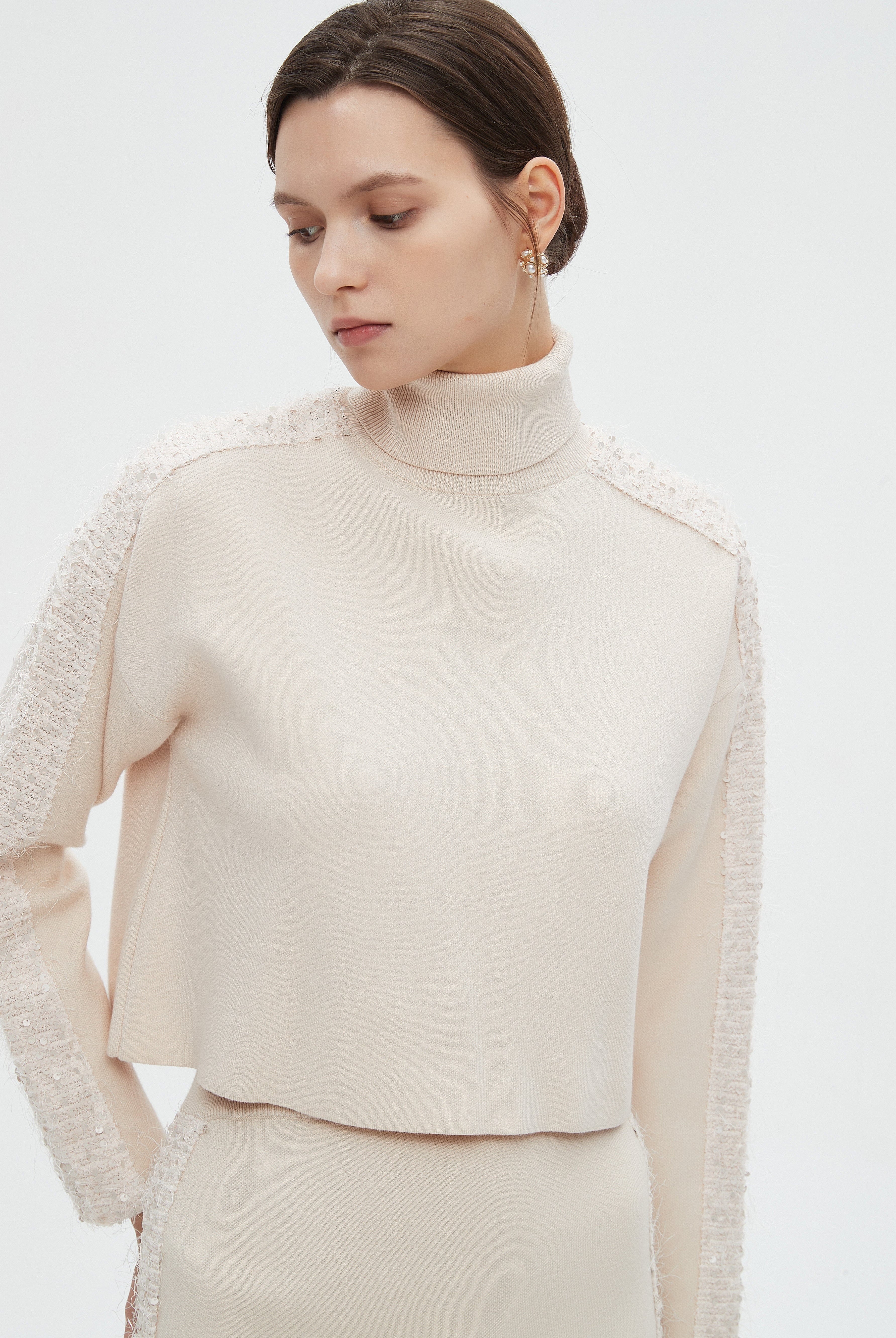 ميكا بلوزة نسائية شتوية بتطريز على الكم ورقبة عالية وأكمام طويلة للمناسبات