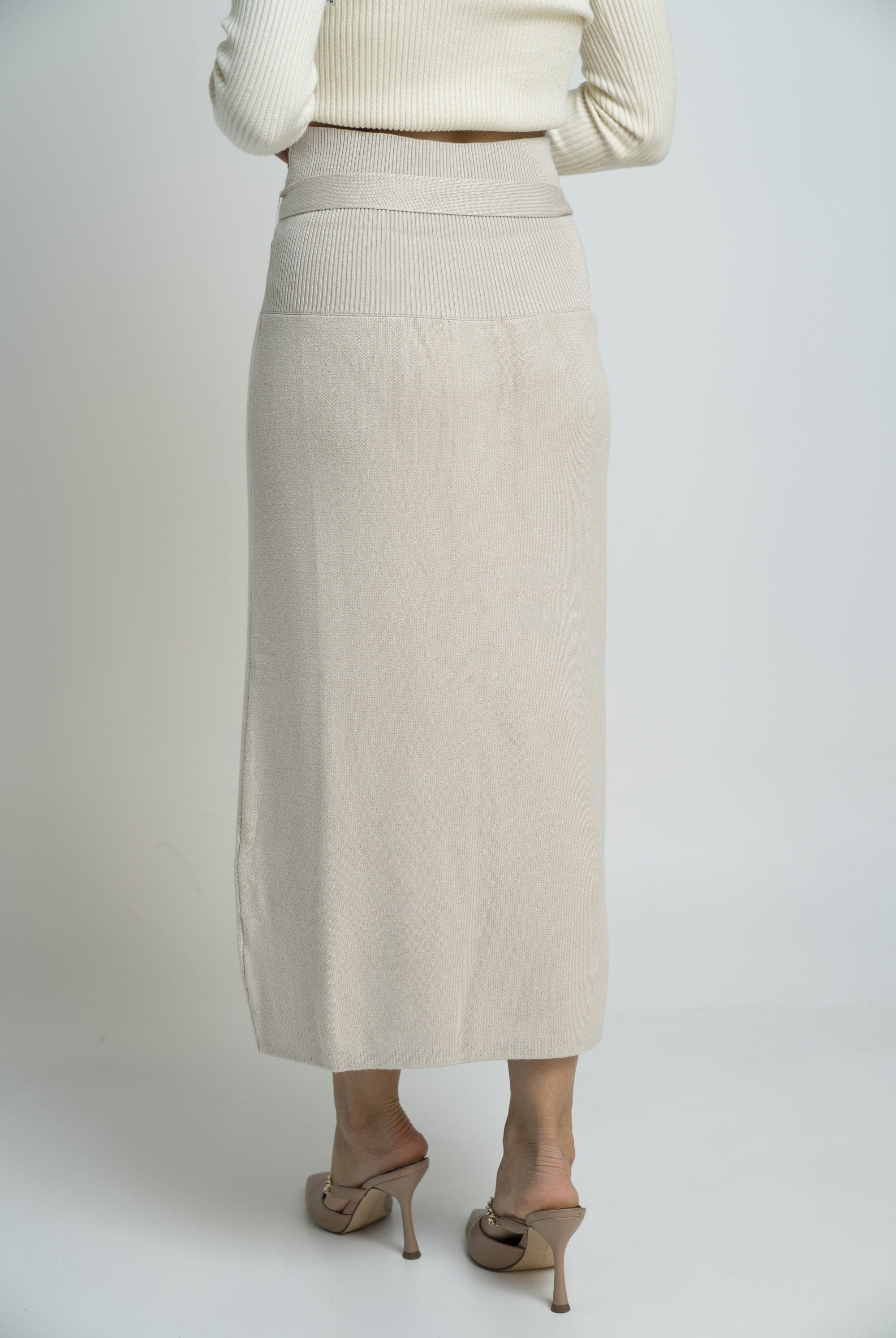 نتشي تنورة ميدي سادة برباط على الخصر