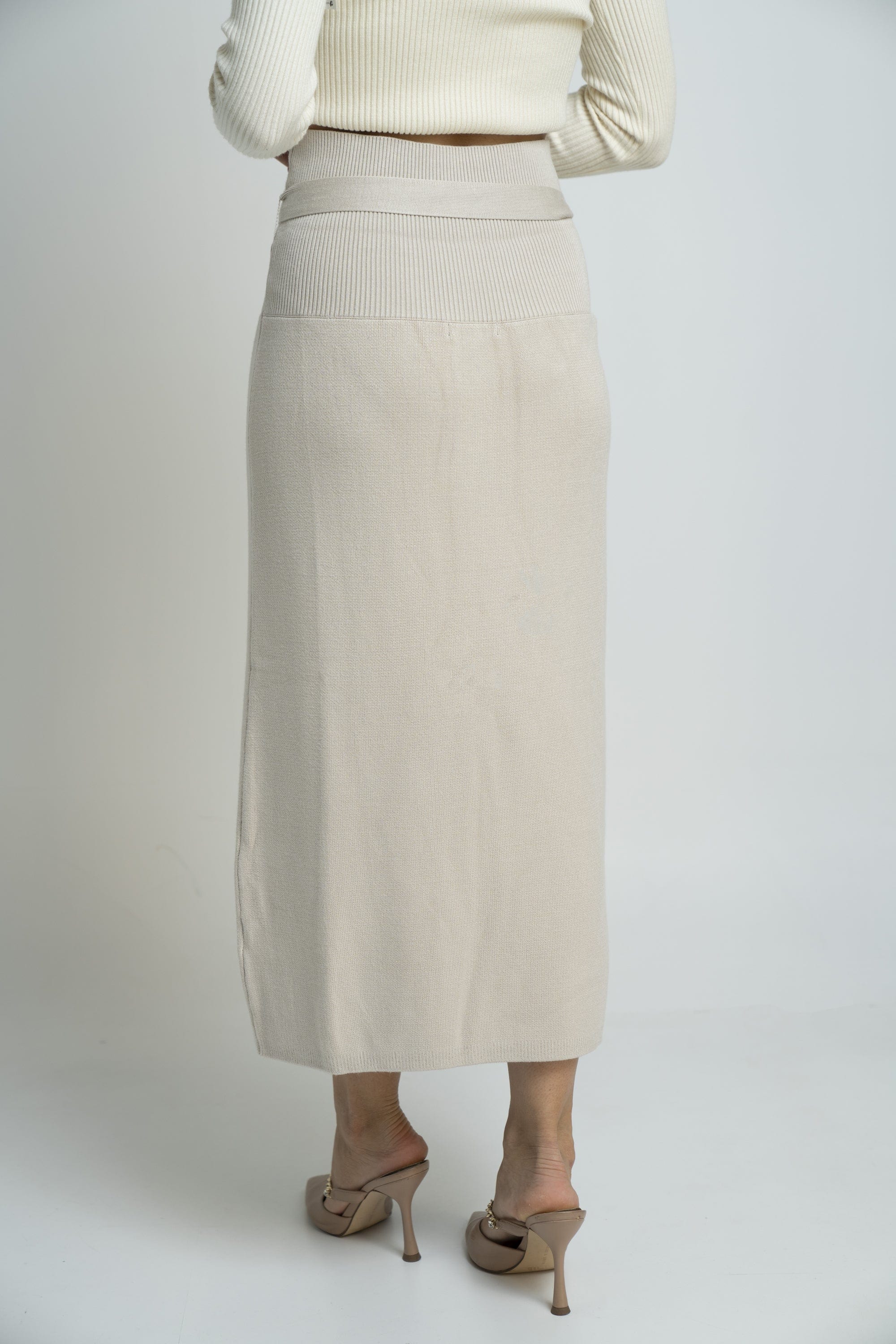 نتشي تنورة ميدي سادة برباط على الخصر