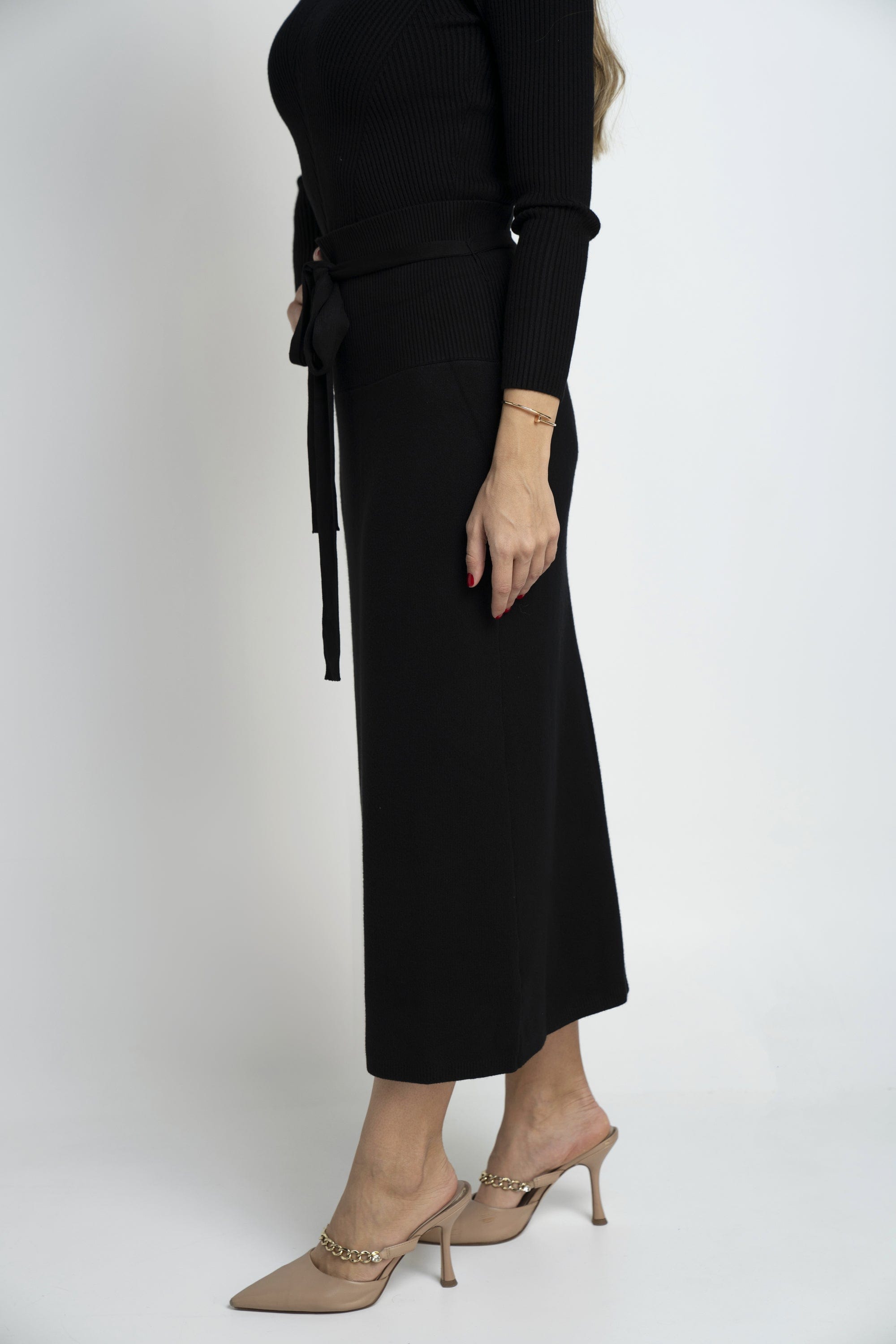 نتشي تنورة ميدي سادة برباط على الخصر