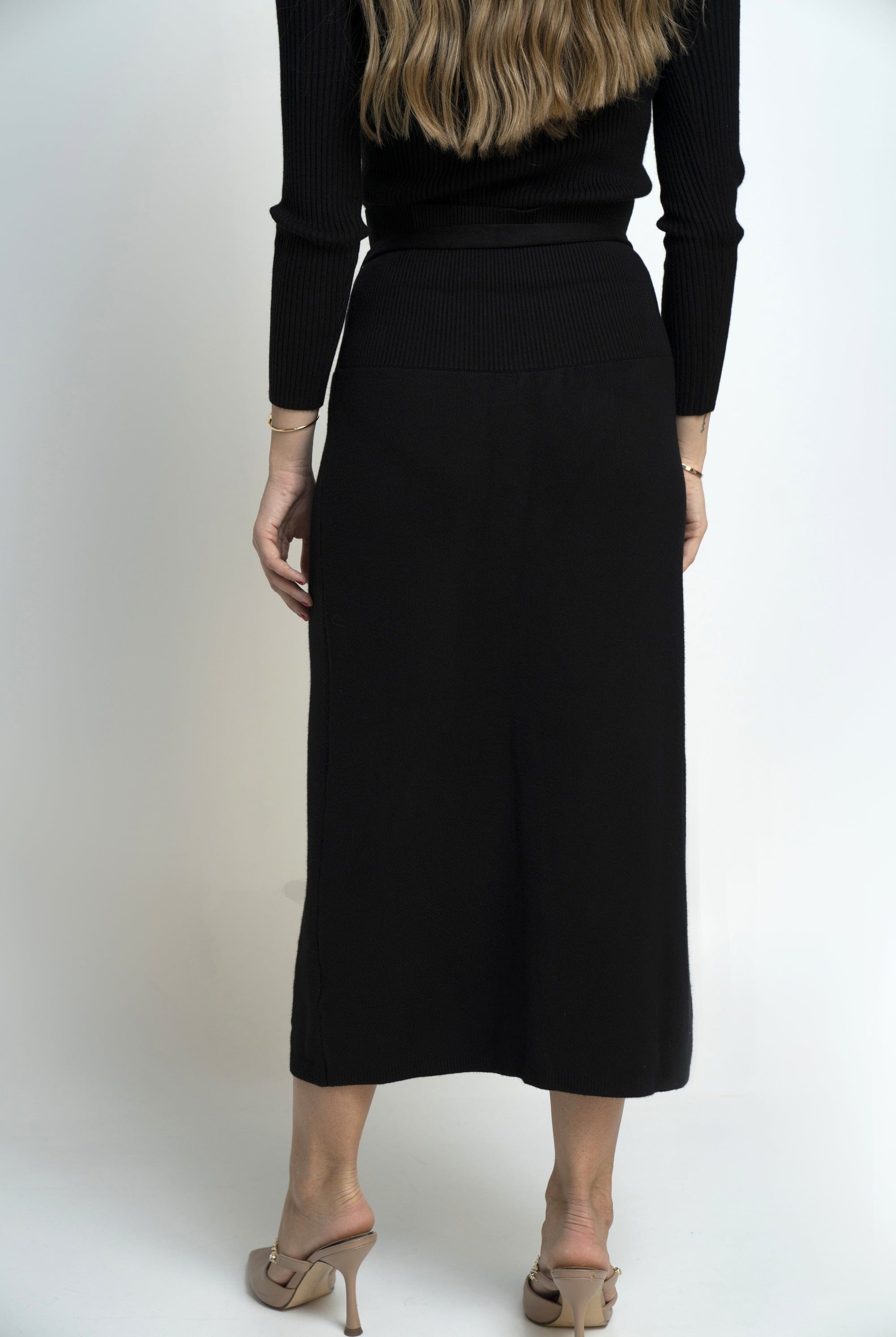 نتشي تنورة ميدي سادة برباط على الخصر