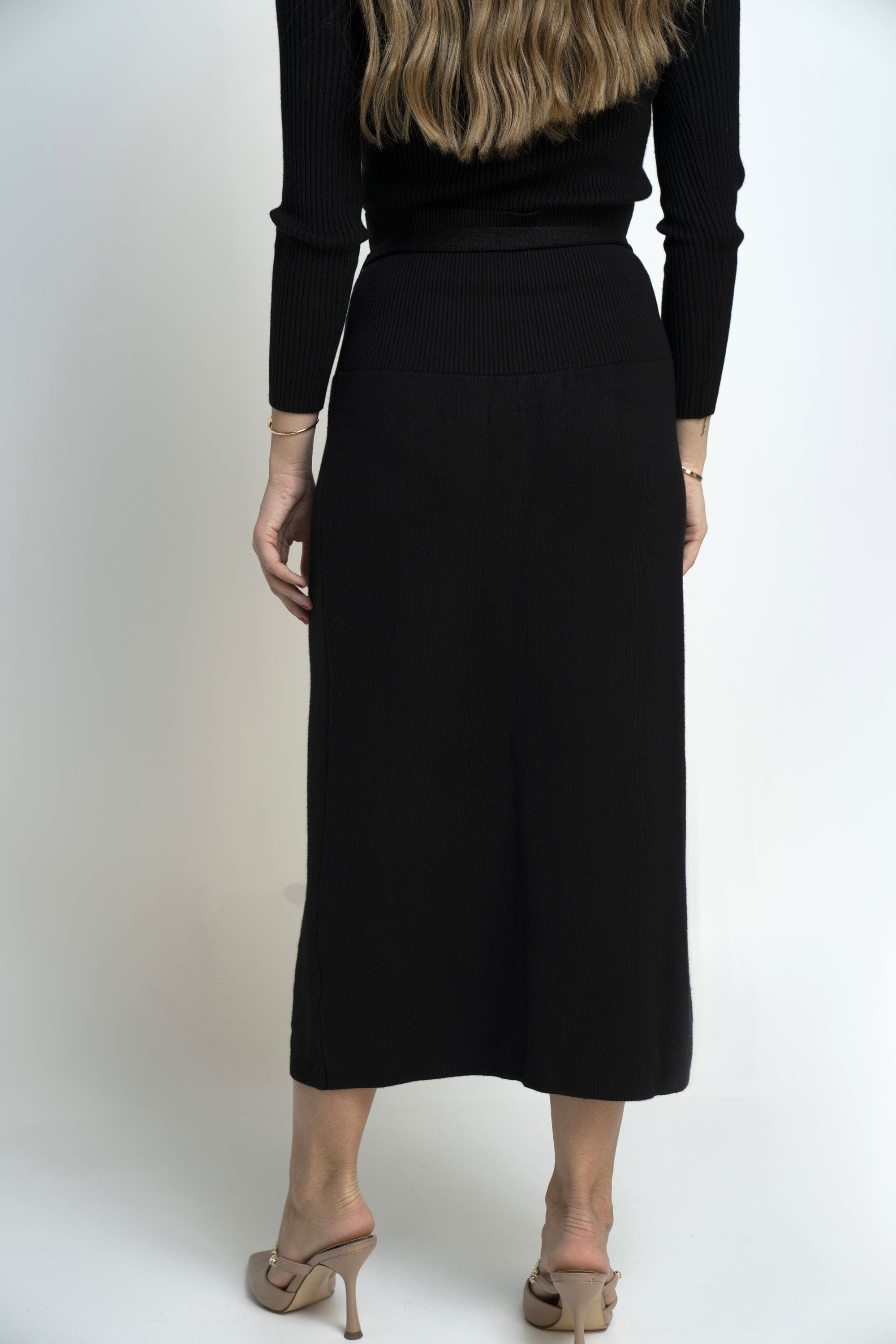 نتشي تنورة ميدي سادة برباط على الخصر