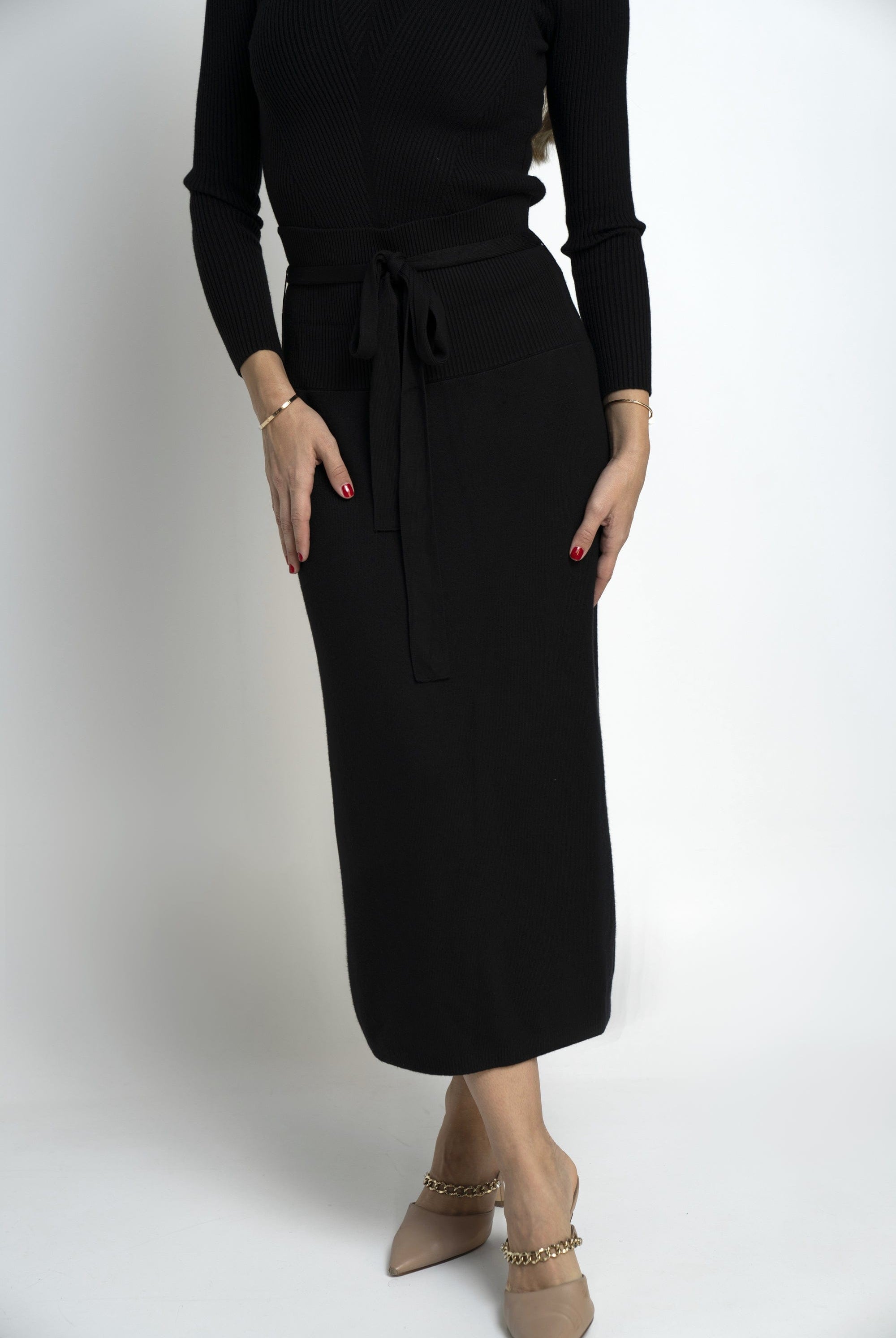 نتشي تنورة ميدي سادة برباط على الخصر