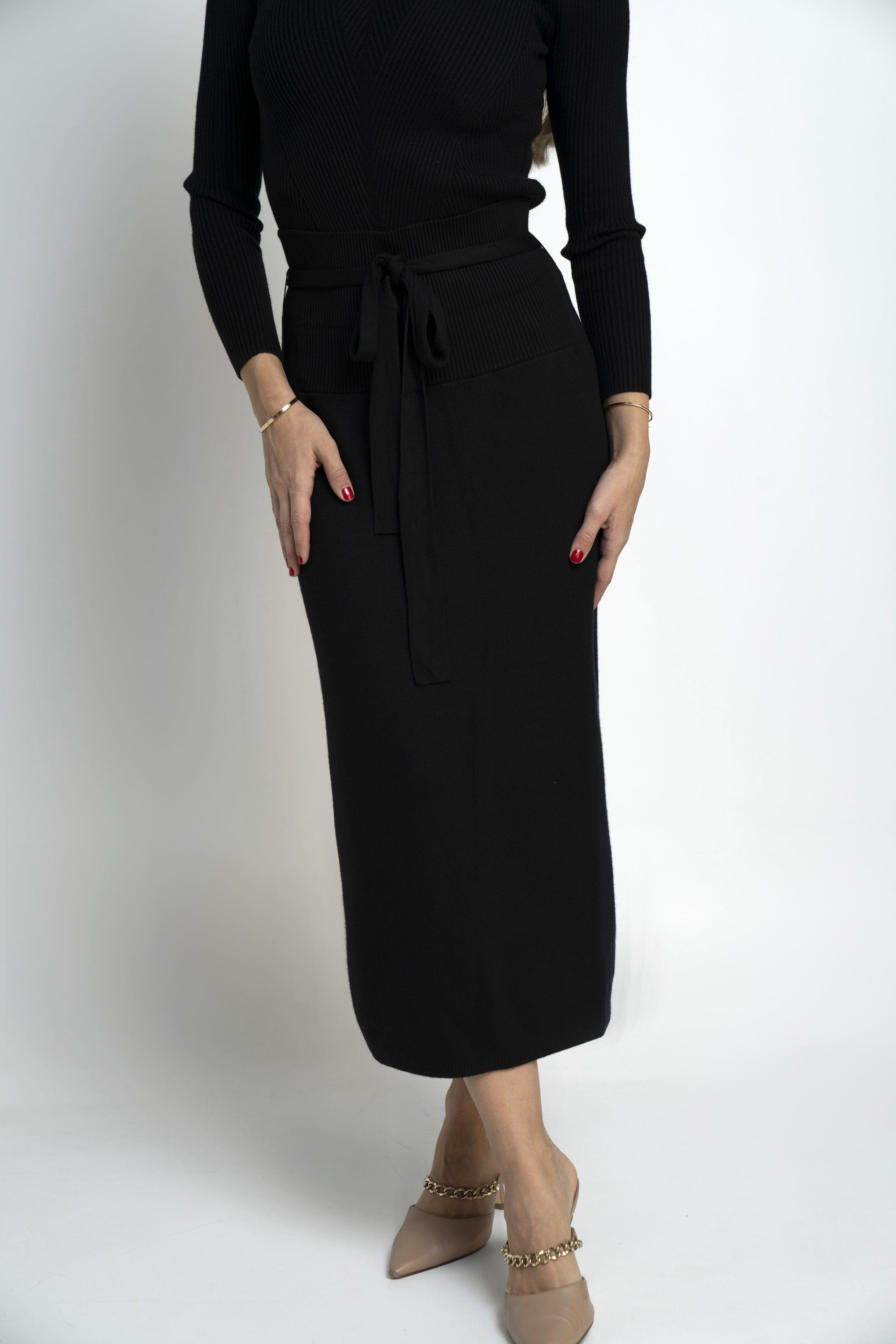 نتشي تنورة ميدي سادة برباط على الخصر