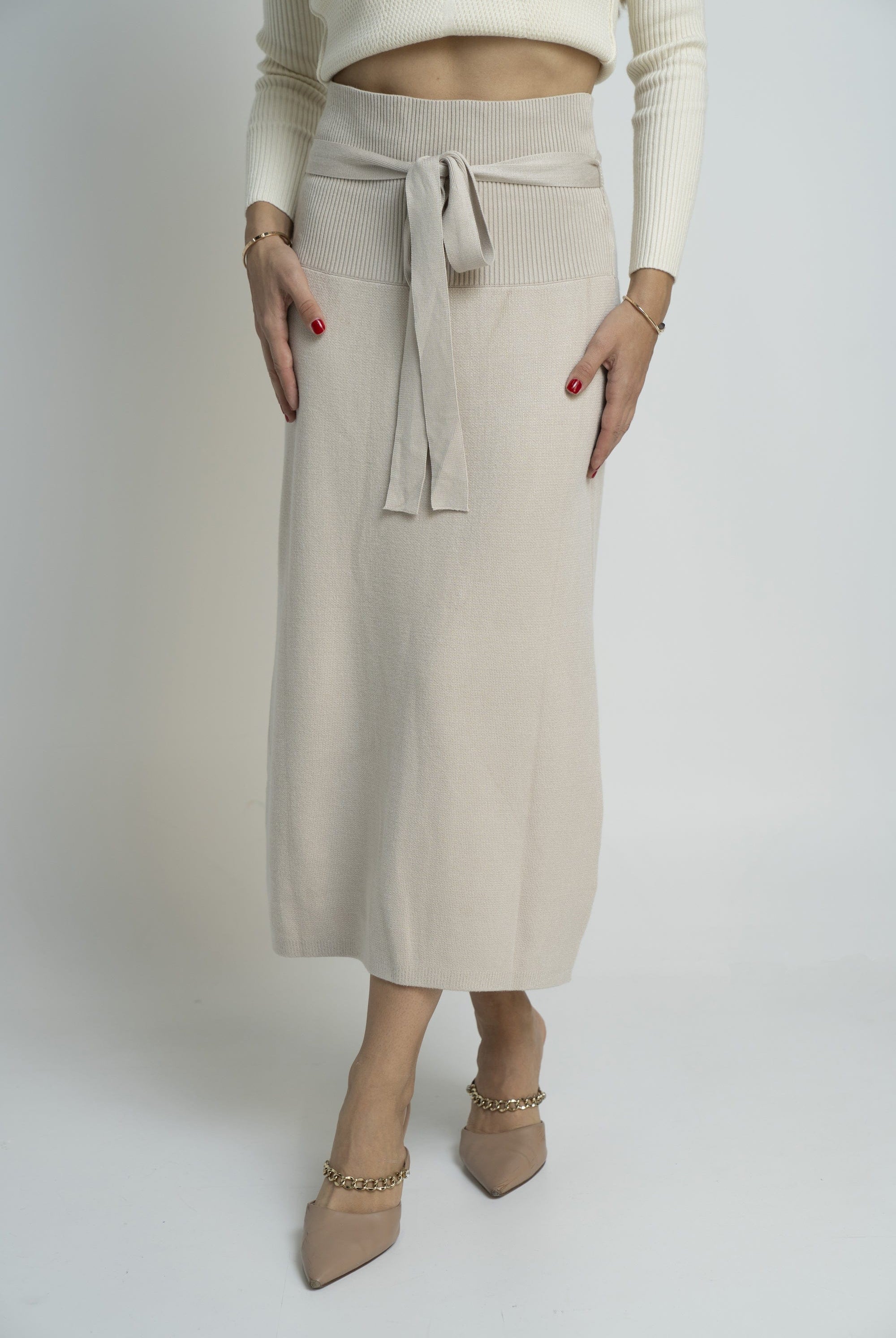 نتشي تنورة ميدي سادة برباط على الخصر