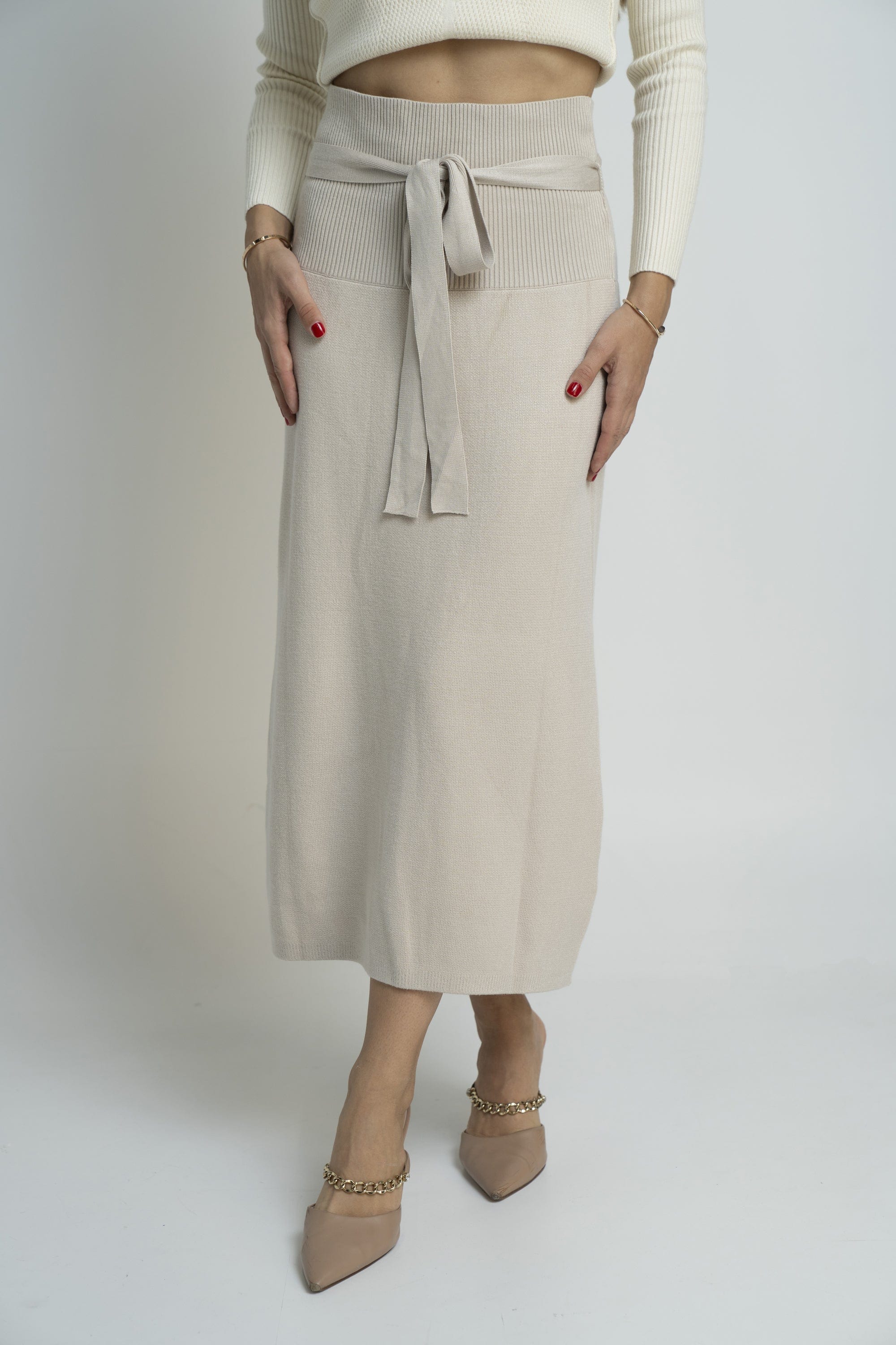 نتشي تنورة ميدي سادة برباط على الخصر