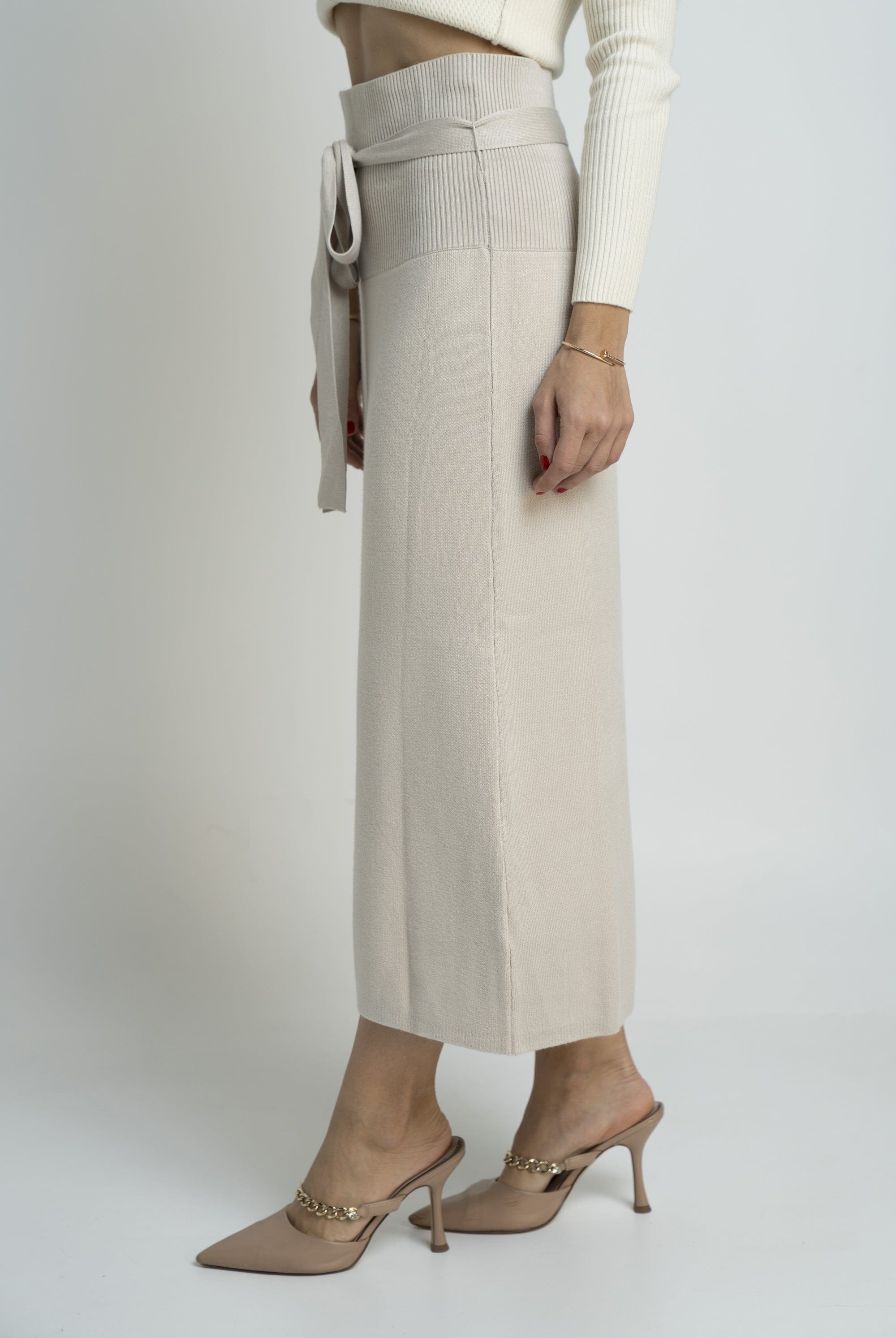 نتشي تنورة ميدي سادة برباط على الخصر