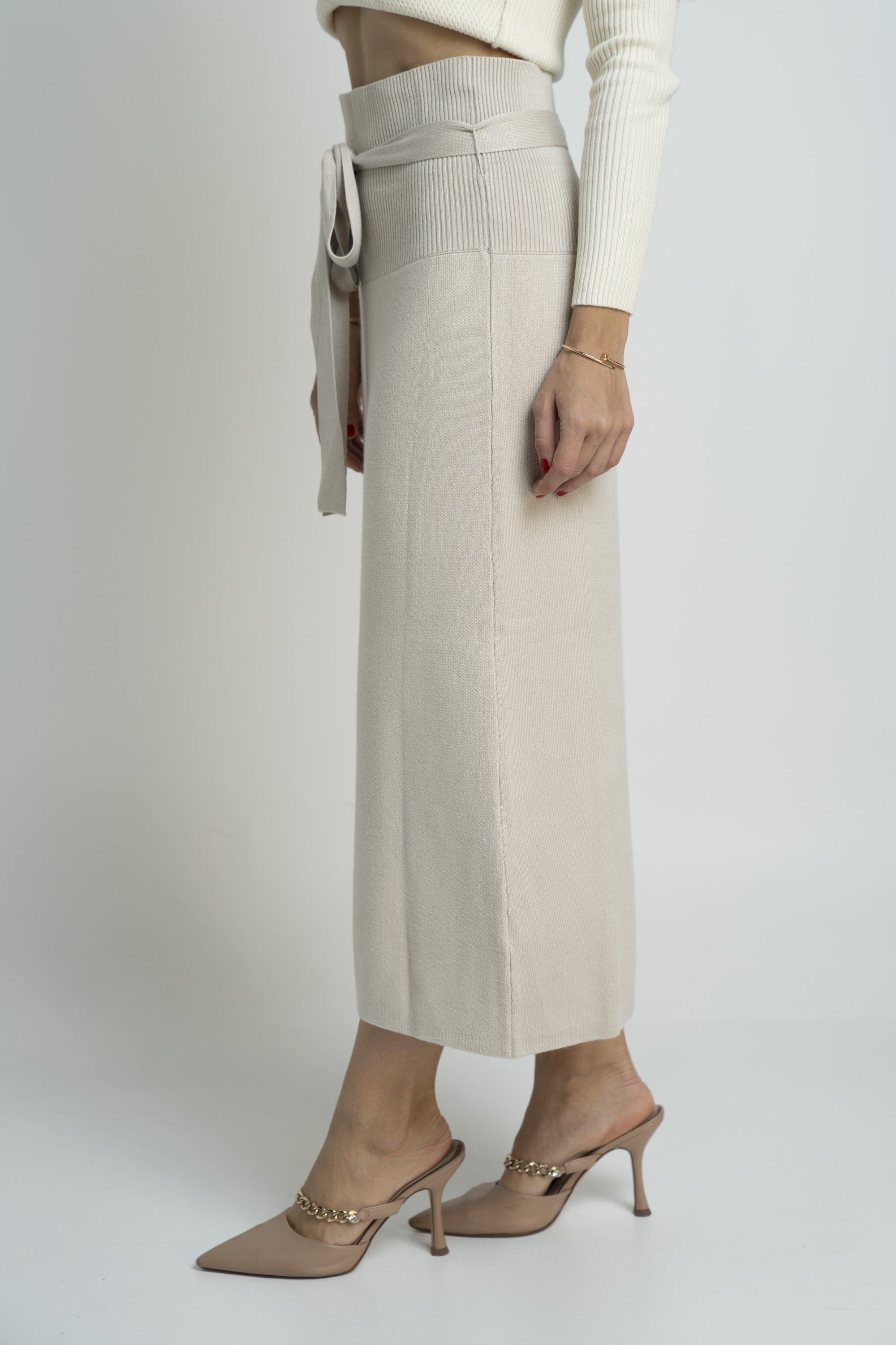 نتشي تنورة ميدي سادة برباط على الخصر