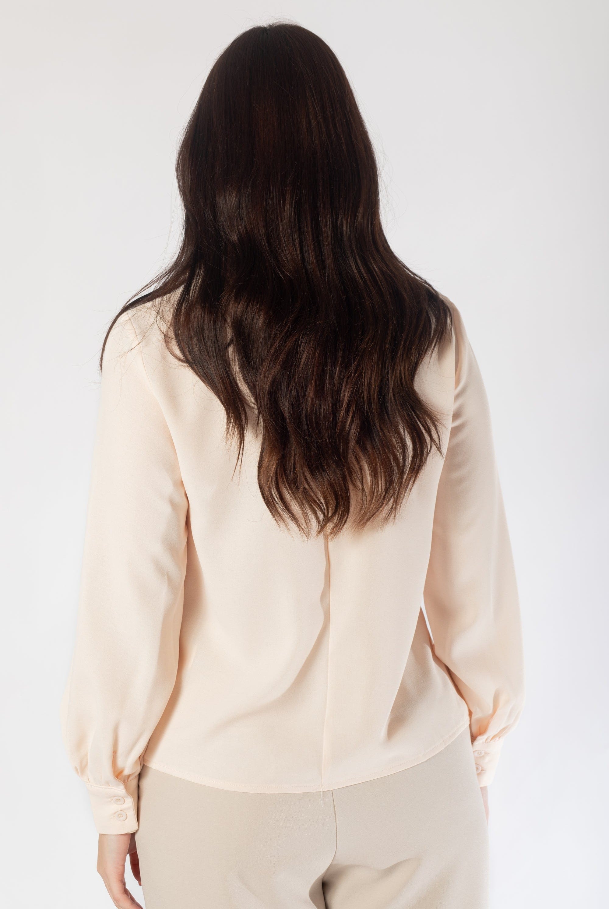 نتشي بلوزة كم طويل مكشكش من الياقة نسائي