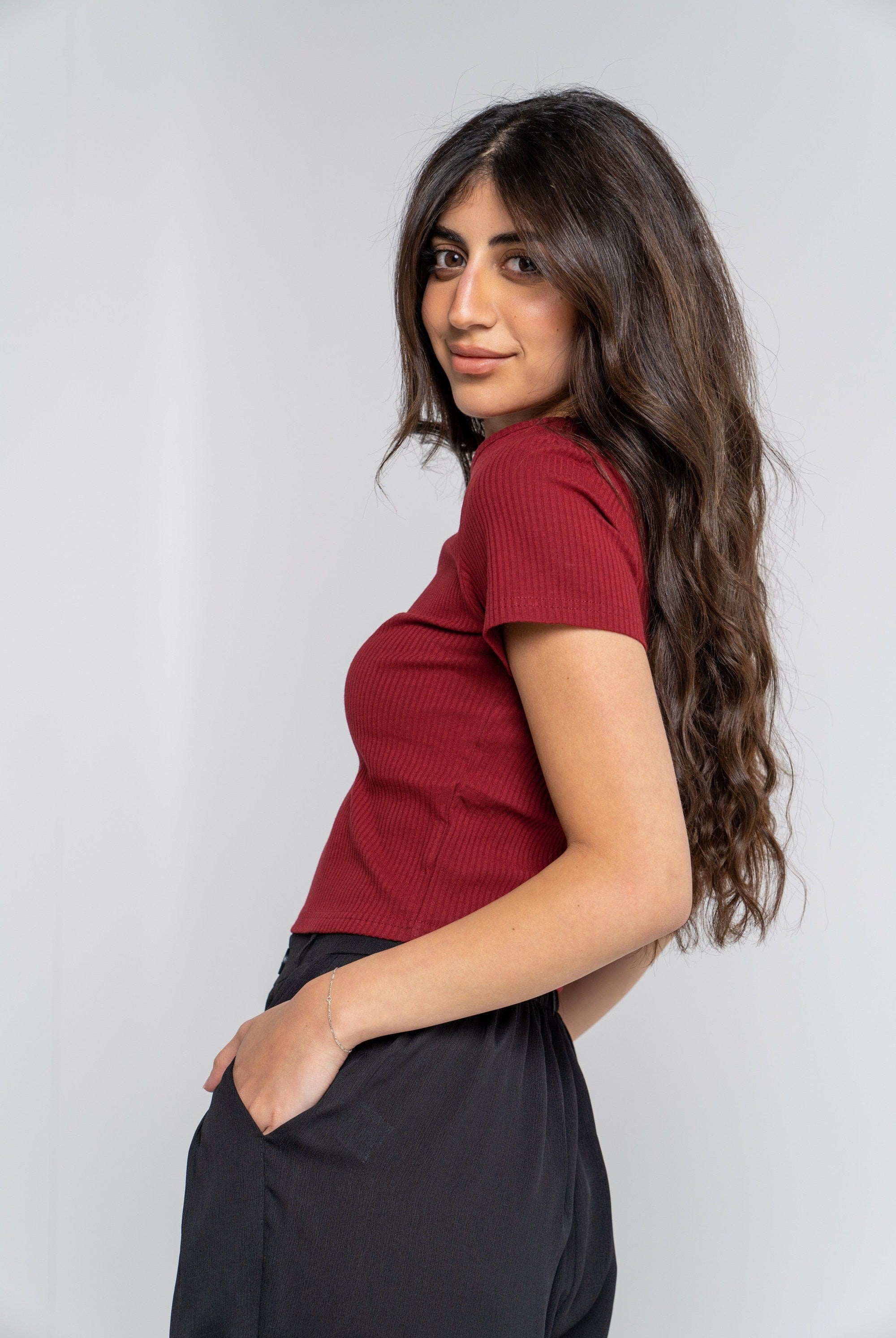 ميكا بلوزة قصيرة مضلعة أكمام قصيرة سادة