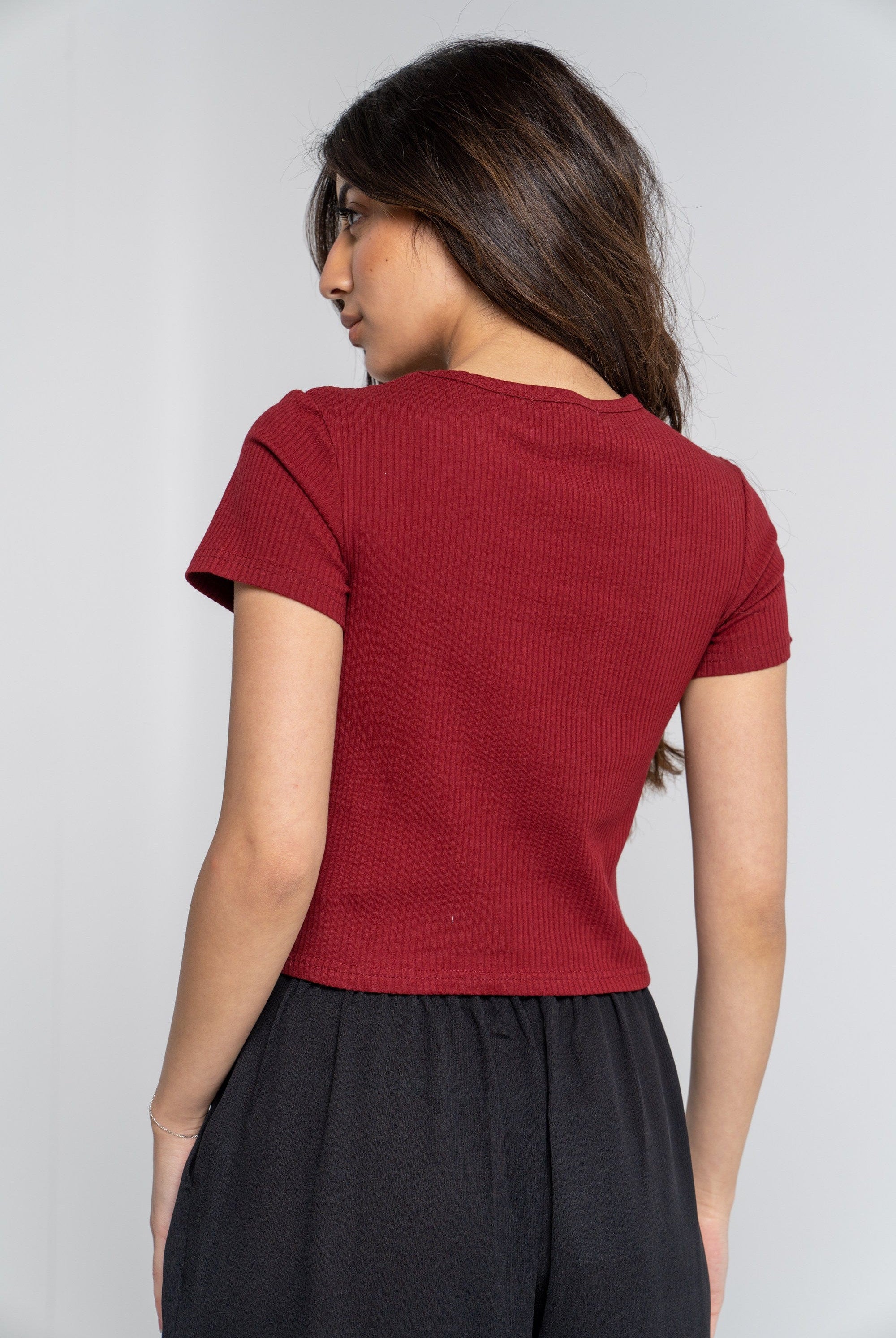 ميكا بلوزة قصيرة مضلعة أكمام قصيرة سادة